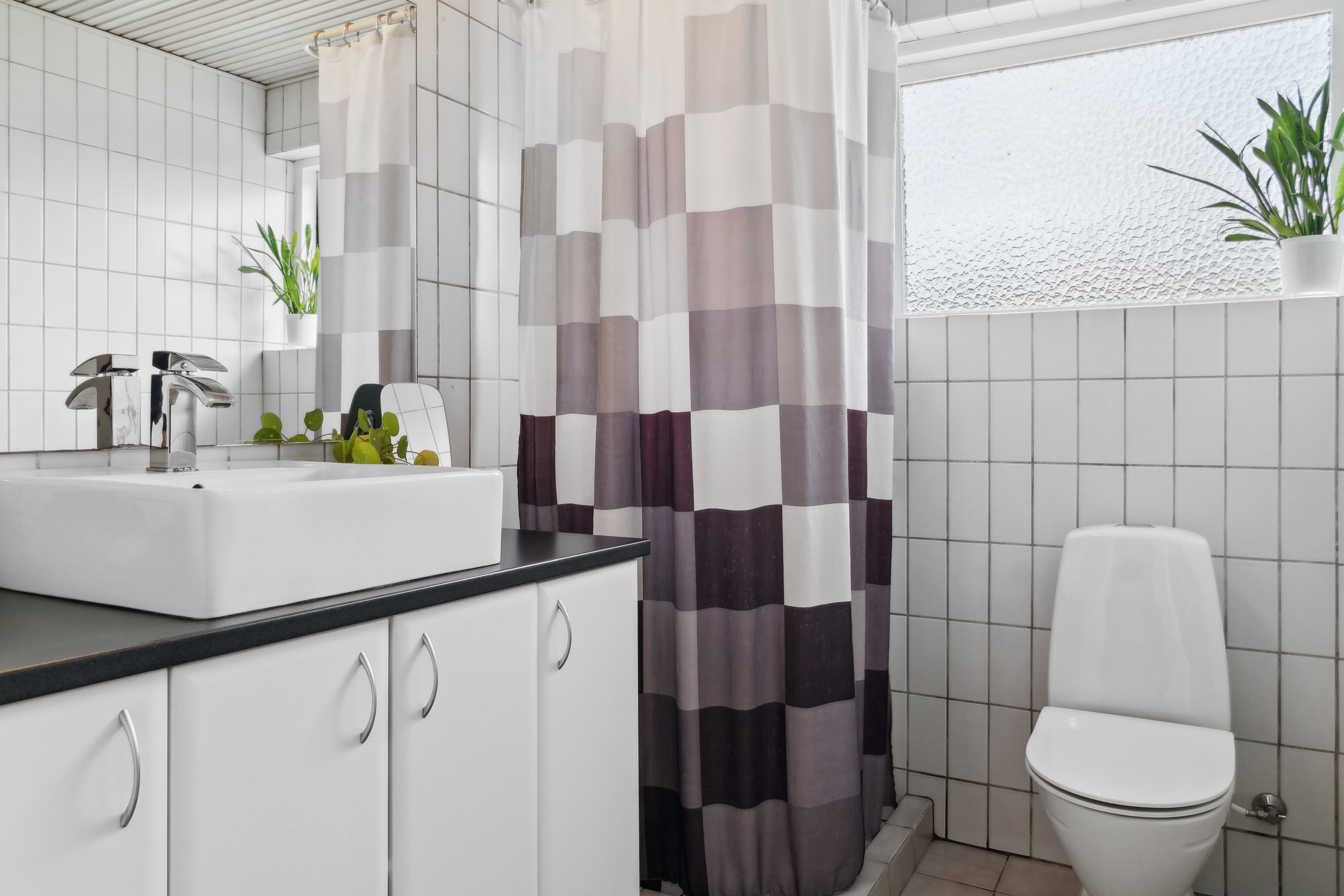 Fremhævet badeværelse billede i fuldskærmstilstand. Billede af Odinsvej 28, Allerup, 4300 Holbæk