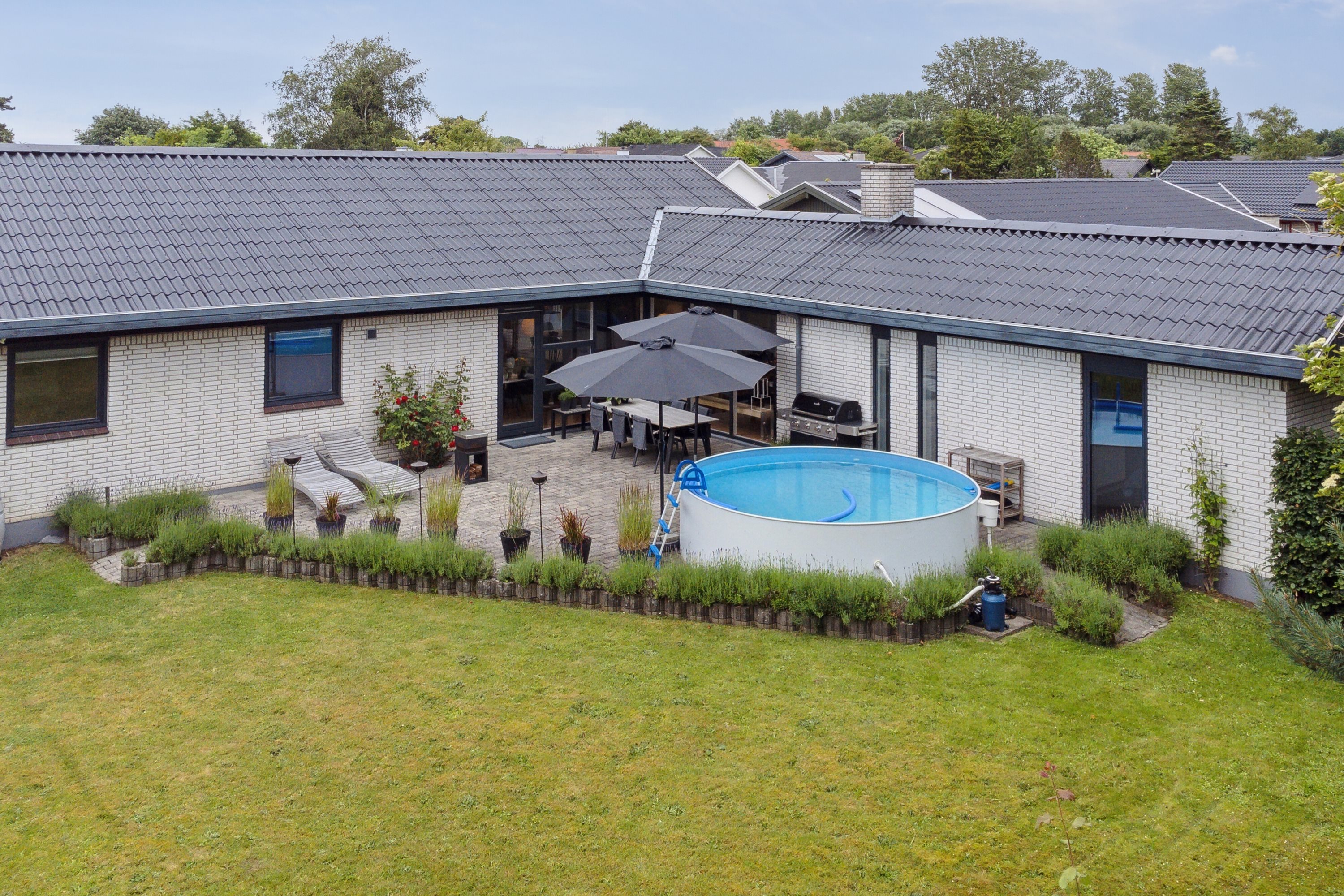 Fremhævet set fra haven billede i fuldskærmstilstand. Billede af Odinsvej 28, Allerup, 4300 Holbæk