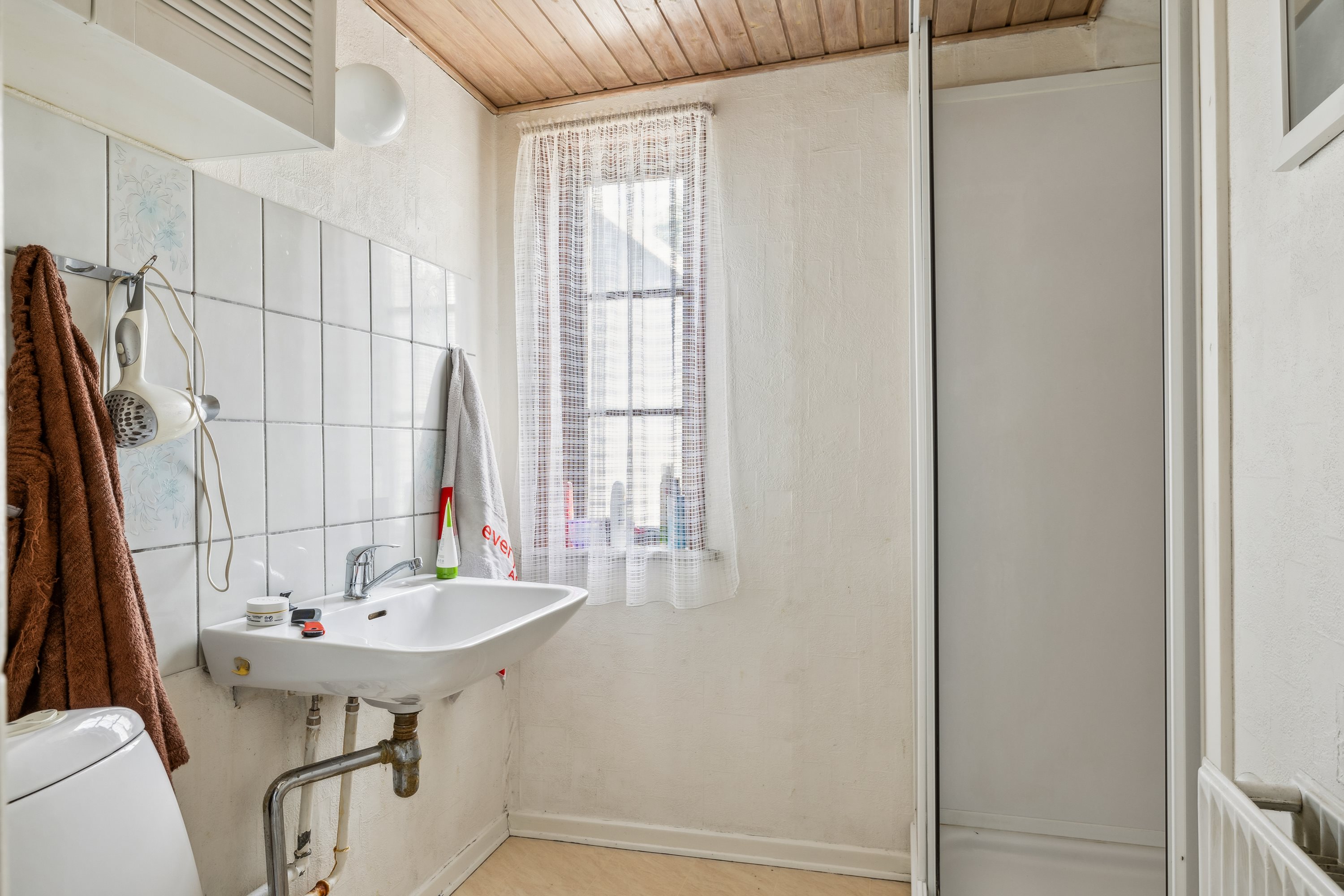 Fremhævet badeværelse billede i fuldskærmstilstand. Billede af Søndervej 44, Brobyværk, 5672 Broby