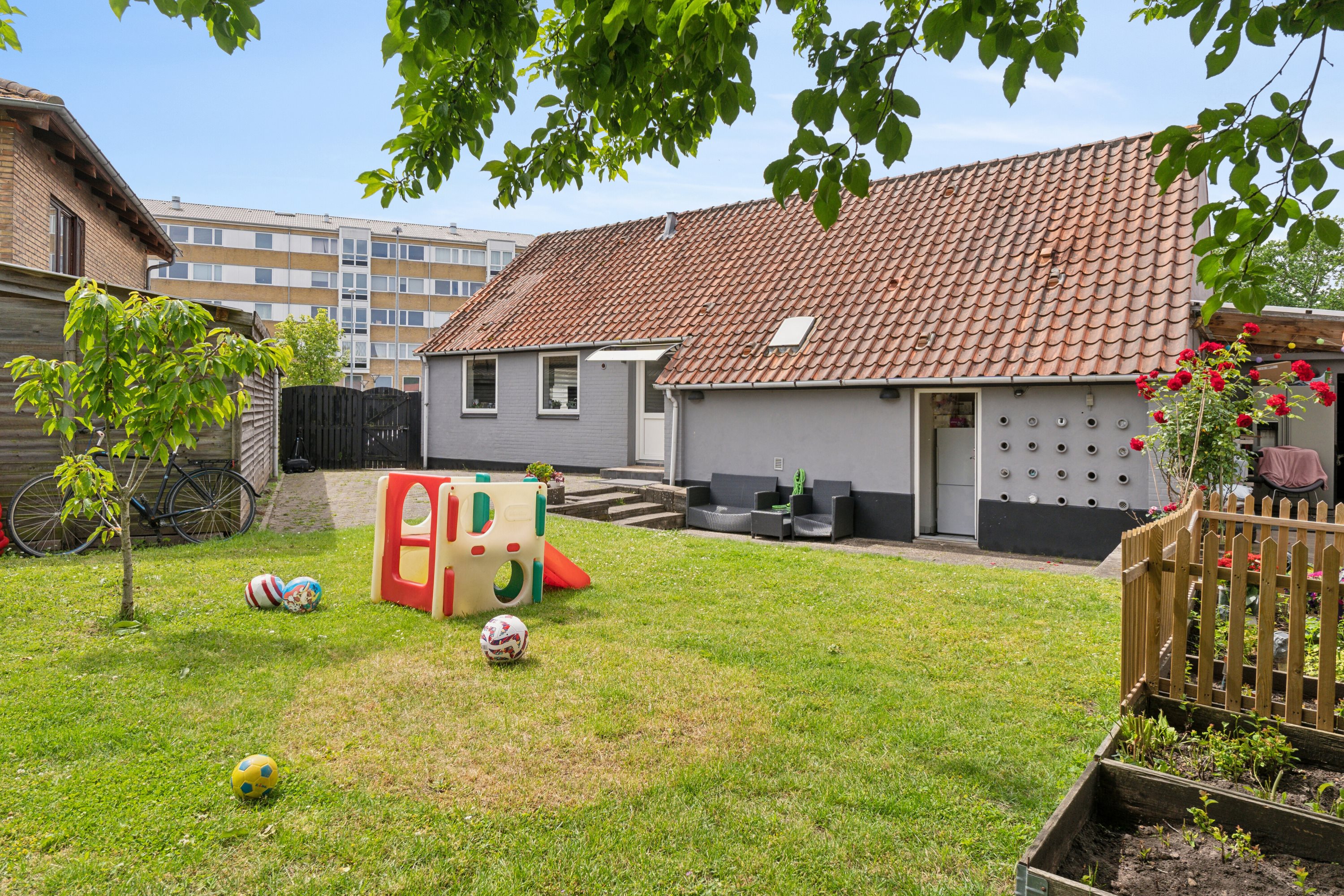 Fremhævet set fra haven billede i fuldskærmstilstand. Billede af Nyborgvej 310, 5220 Odense SØ