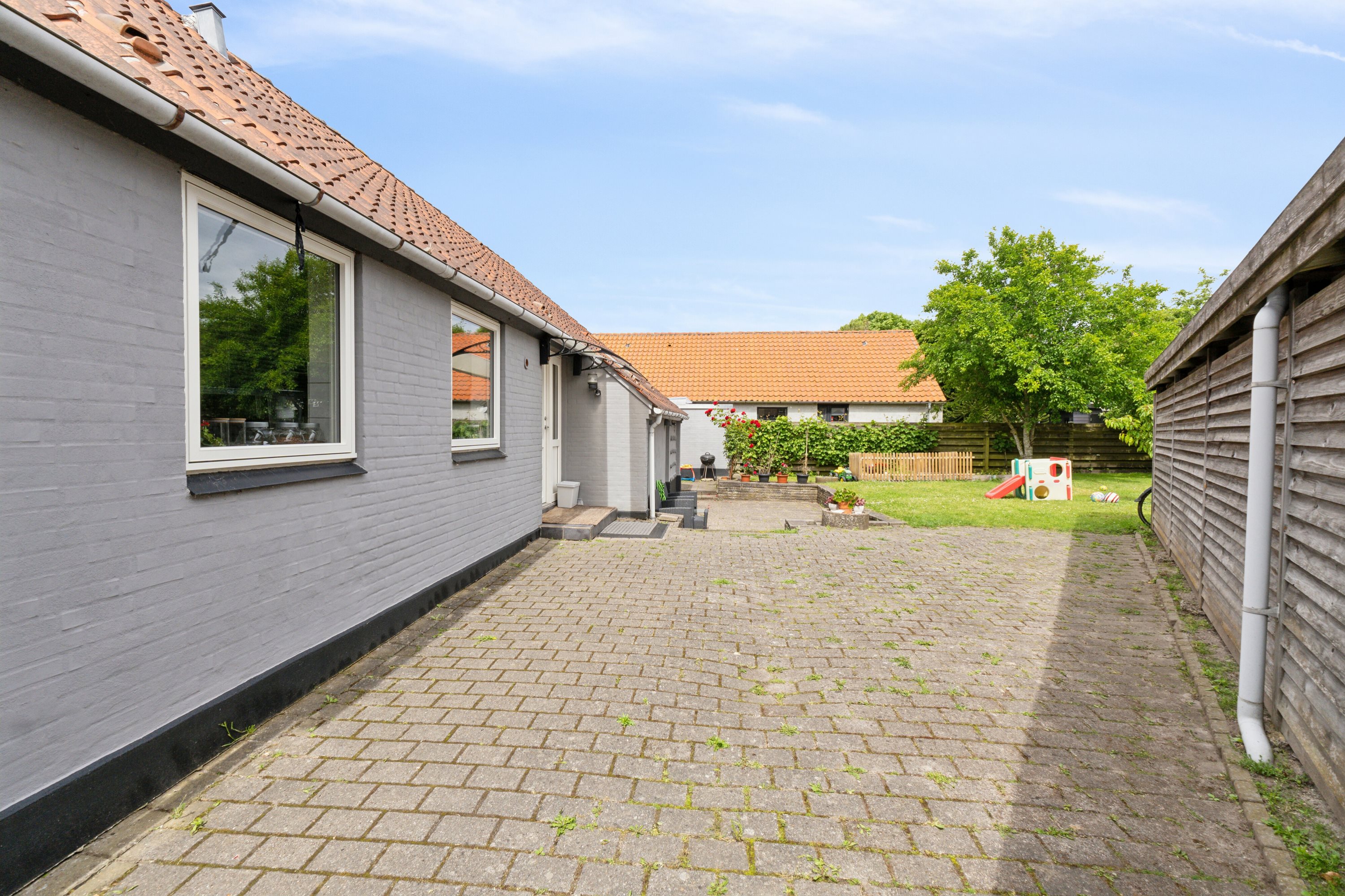 Fremhævet udendørs billede i fuldskærmstilstand. Billede af Nyborgvej 310, 5220 Odense SØ