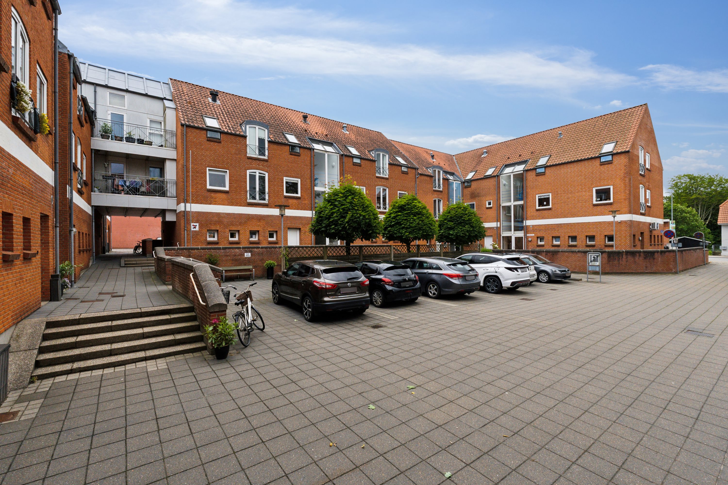 Fremhævet facade billede i fuldskærmstilstand. Billede af Torvegade 6A, 2. th., 9870 Sindal