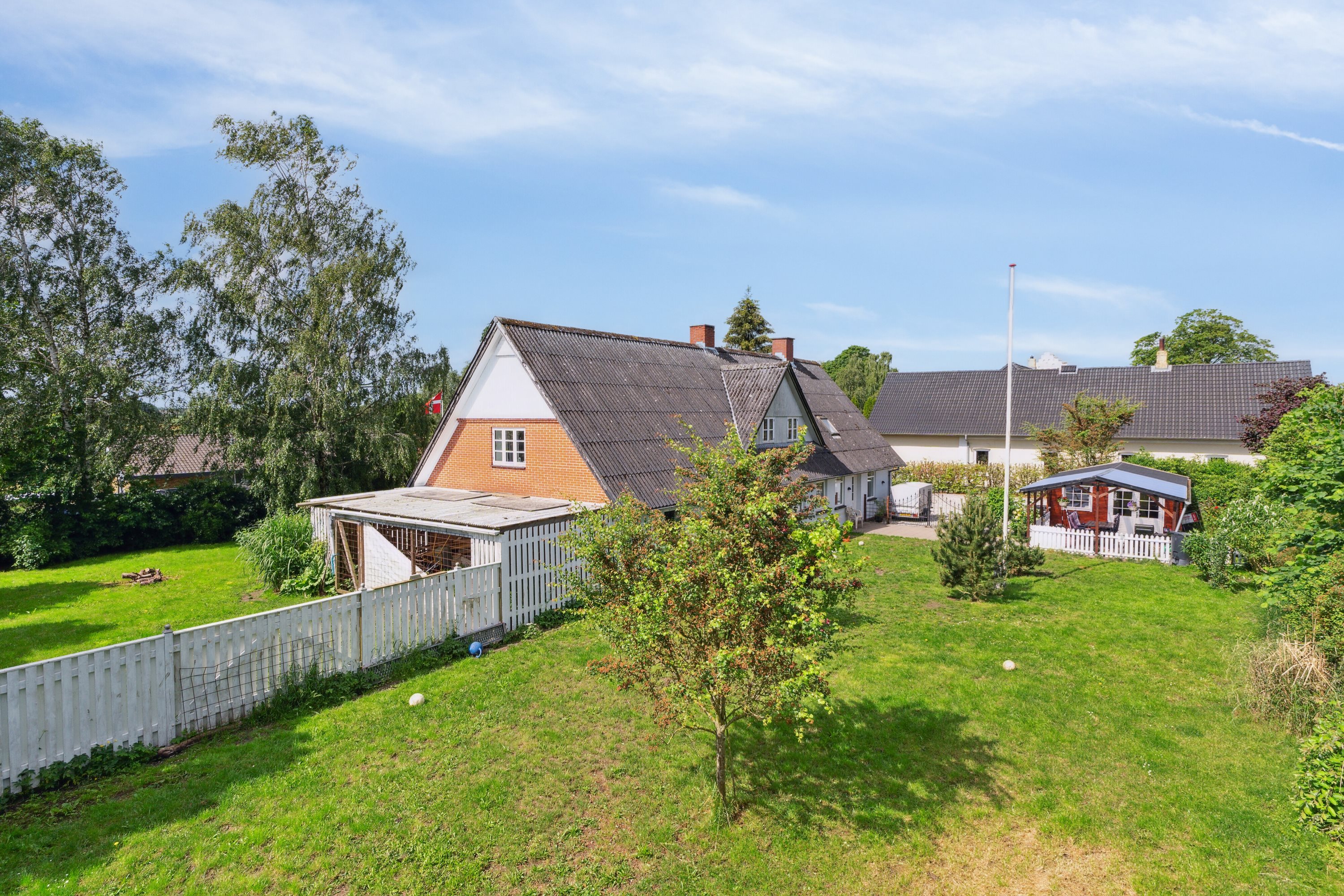 Fremhævet set fra haven billede i fuldskærmstilstand. Billede af Ørbækvej 843, Rolfsted, 5863 Ferritslev Fyn