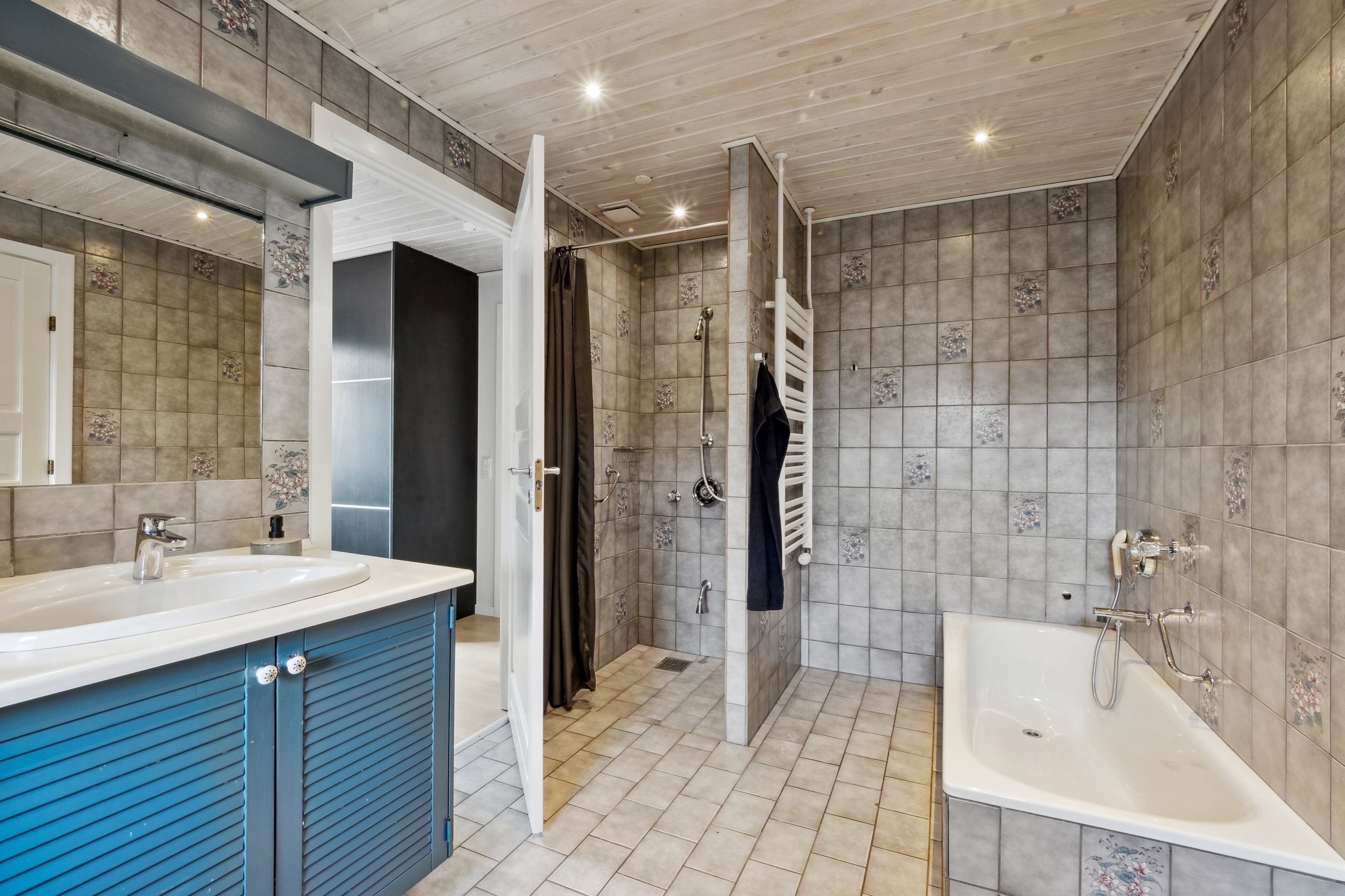 Fremhævet badeværelse billede i fuldskærmstilstand. Billede af Åbrinken 5, Vils, 7980 Vils