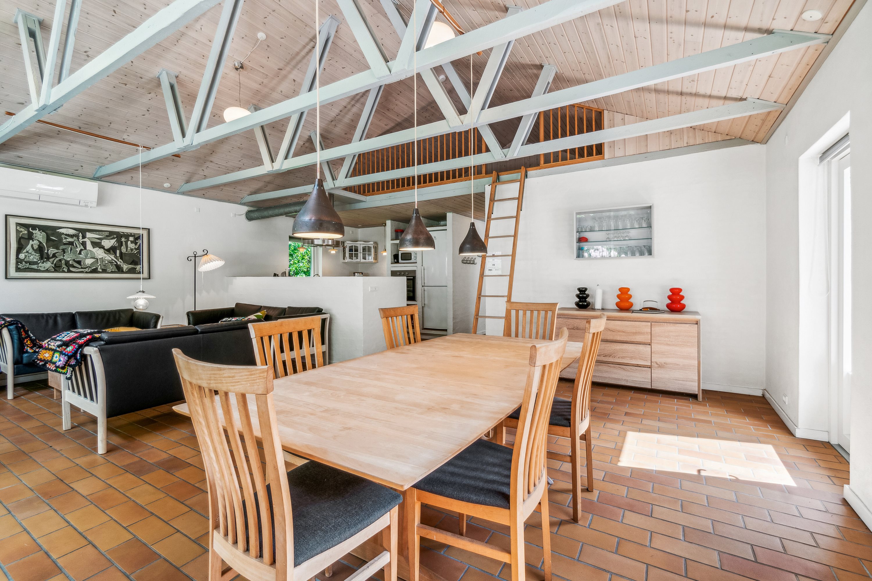 Fremhævet spisestue billede i fuldskærmstilstand. Billede af Maegårdsskoven 6, Pedersker, 3720 Aakirkeby