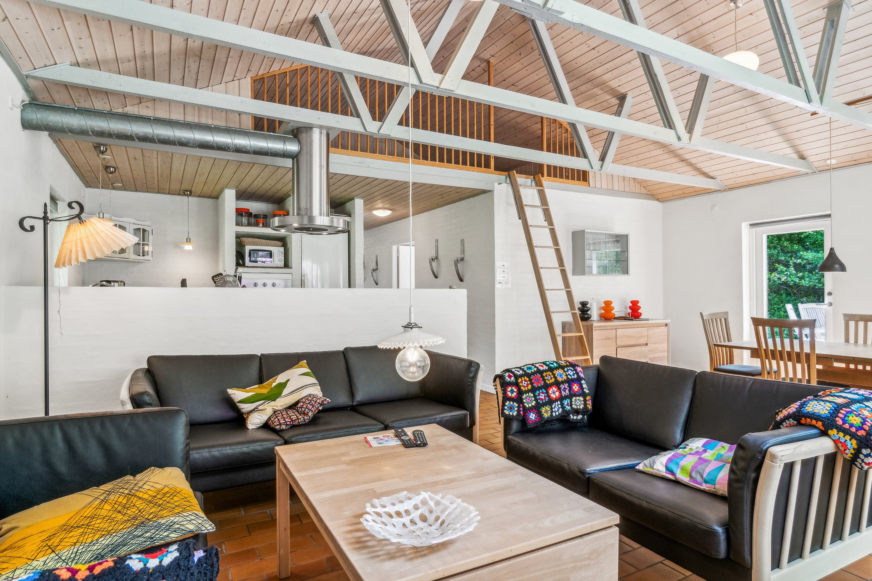 Fremhævet stue billede i fuldskærmstilstand. Billede af Maegårdsskoven 6, Pedersker, 3720 Aakirkeby