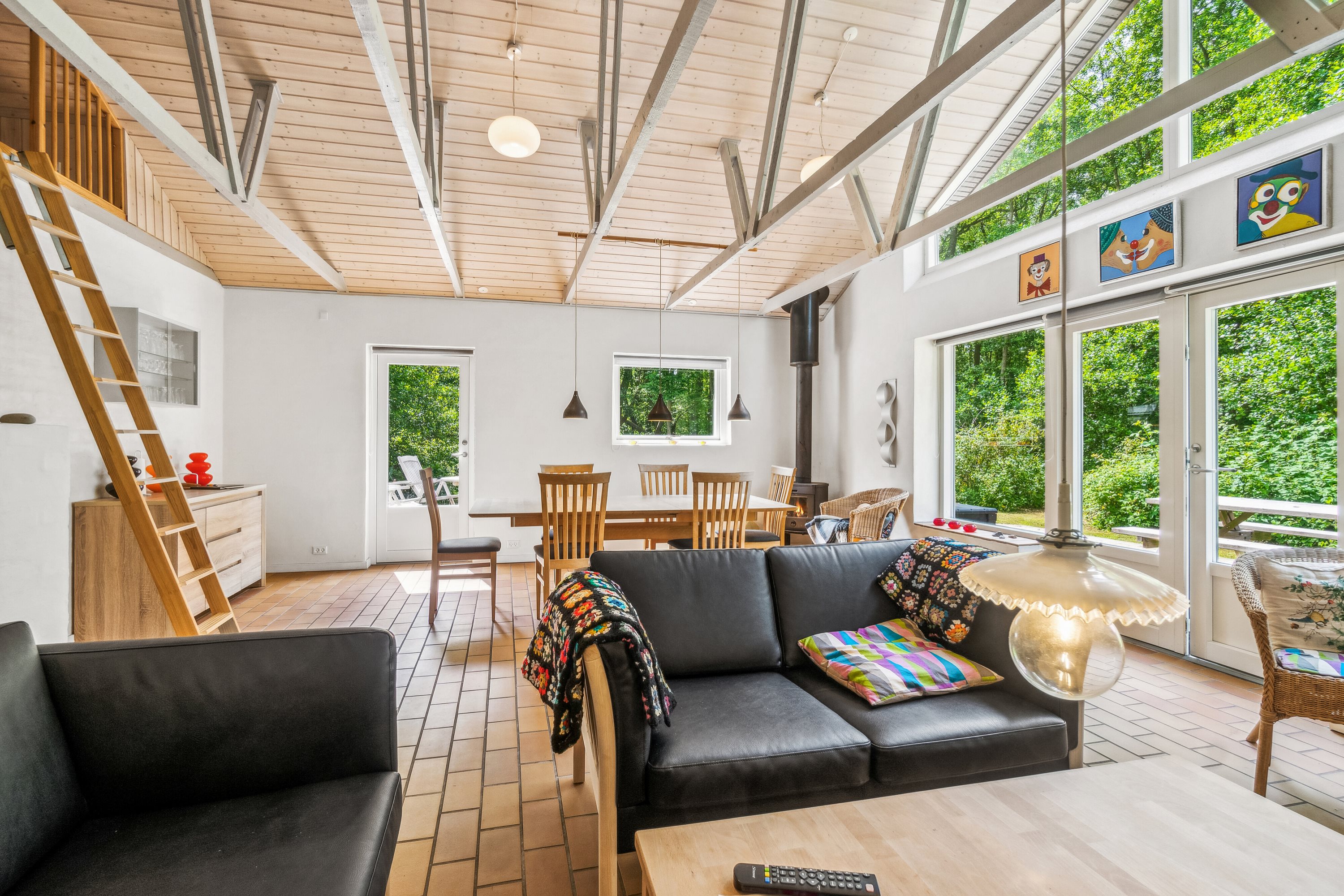 Fremhævet stue billede i fuldskærmstilstand. Billede af Maegårdsskoven 6, Pedersker, 3720 Aakirkeby