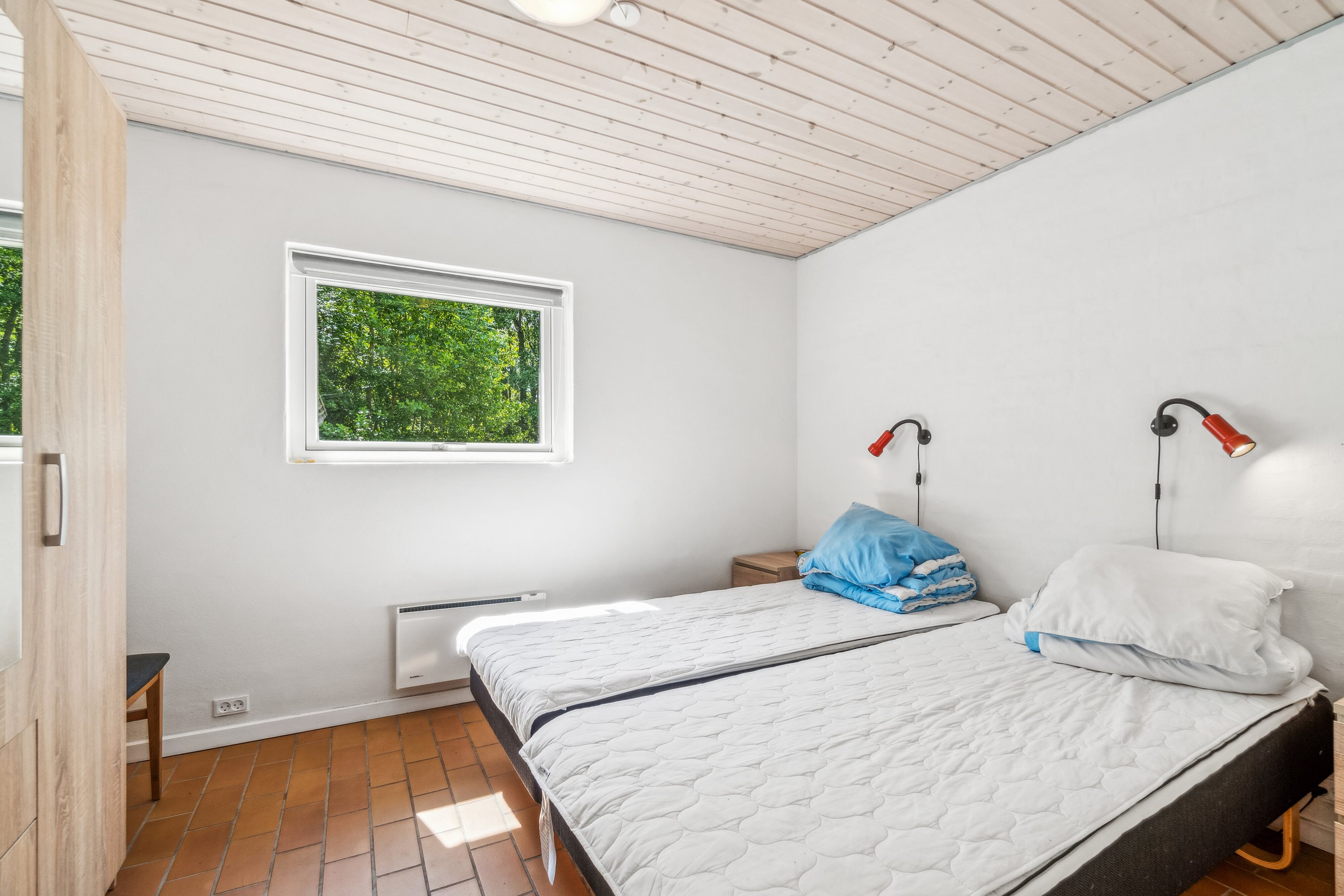 Fremhævet soveværelse billede i fuldskærmstilstand. Billede af Maegårdsskoven 6, Pedersker, 3720 Aakirkeby