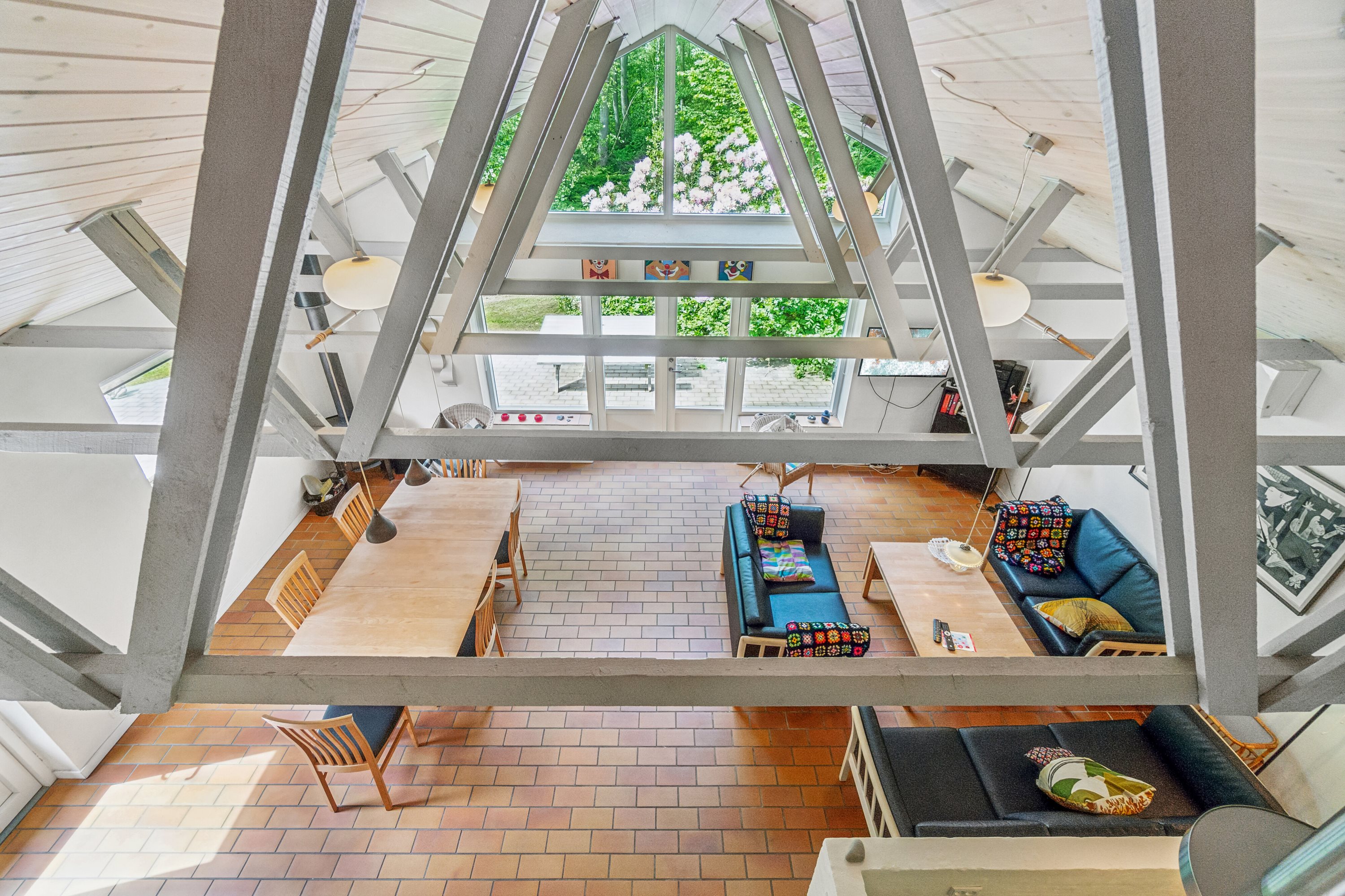 Fremhævet stue billede i fuldskærmstilstand. Billede af Maegårdsskoven 6, Pedersker, 3720 Aakirkeby