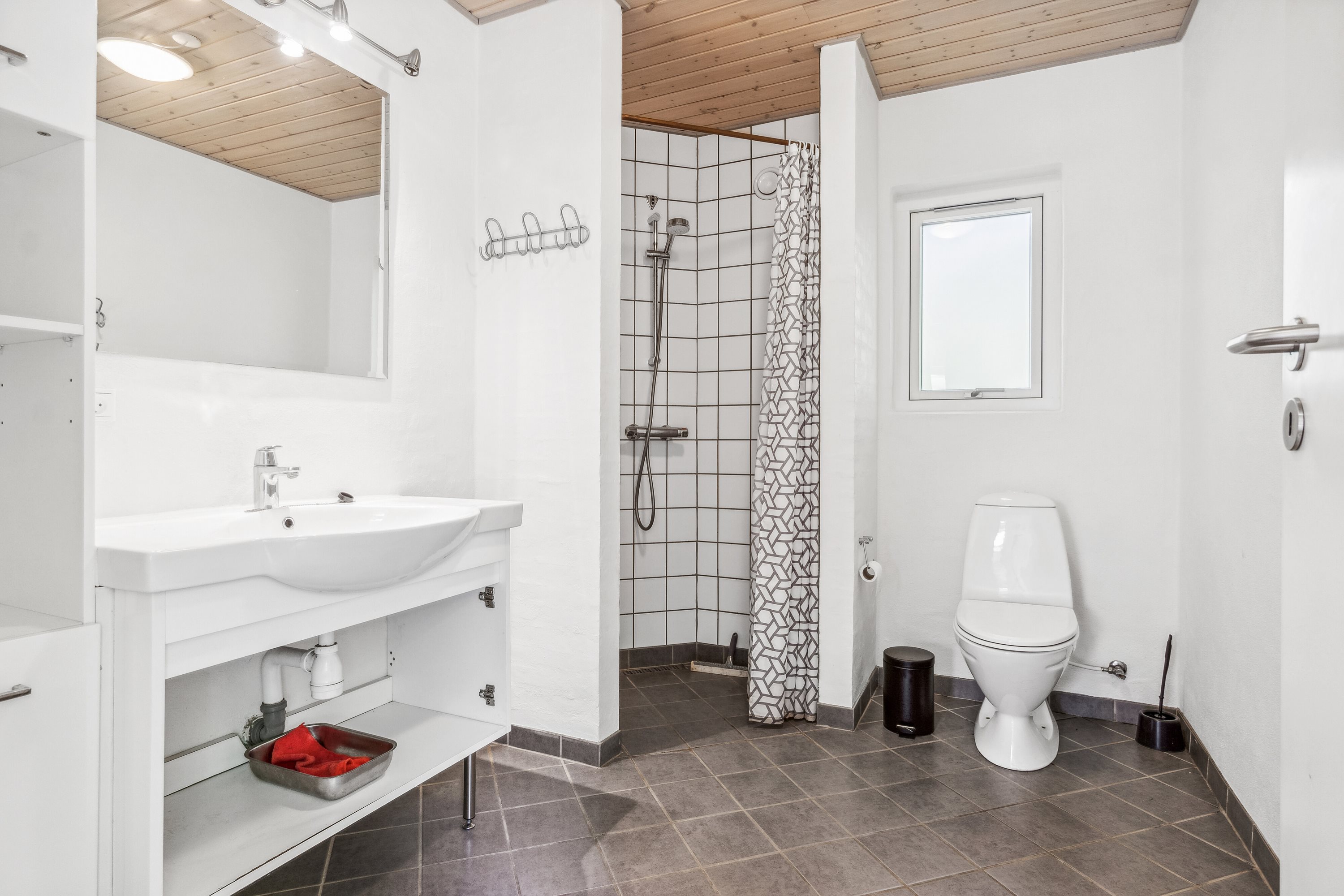 Fremhævet badeværelse billede i fuldskærmstilstand. Billede af Maegårdsskoven 6, Pedersker, 3720 Aakirkeby