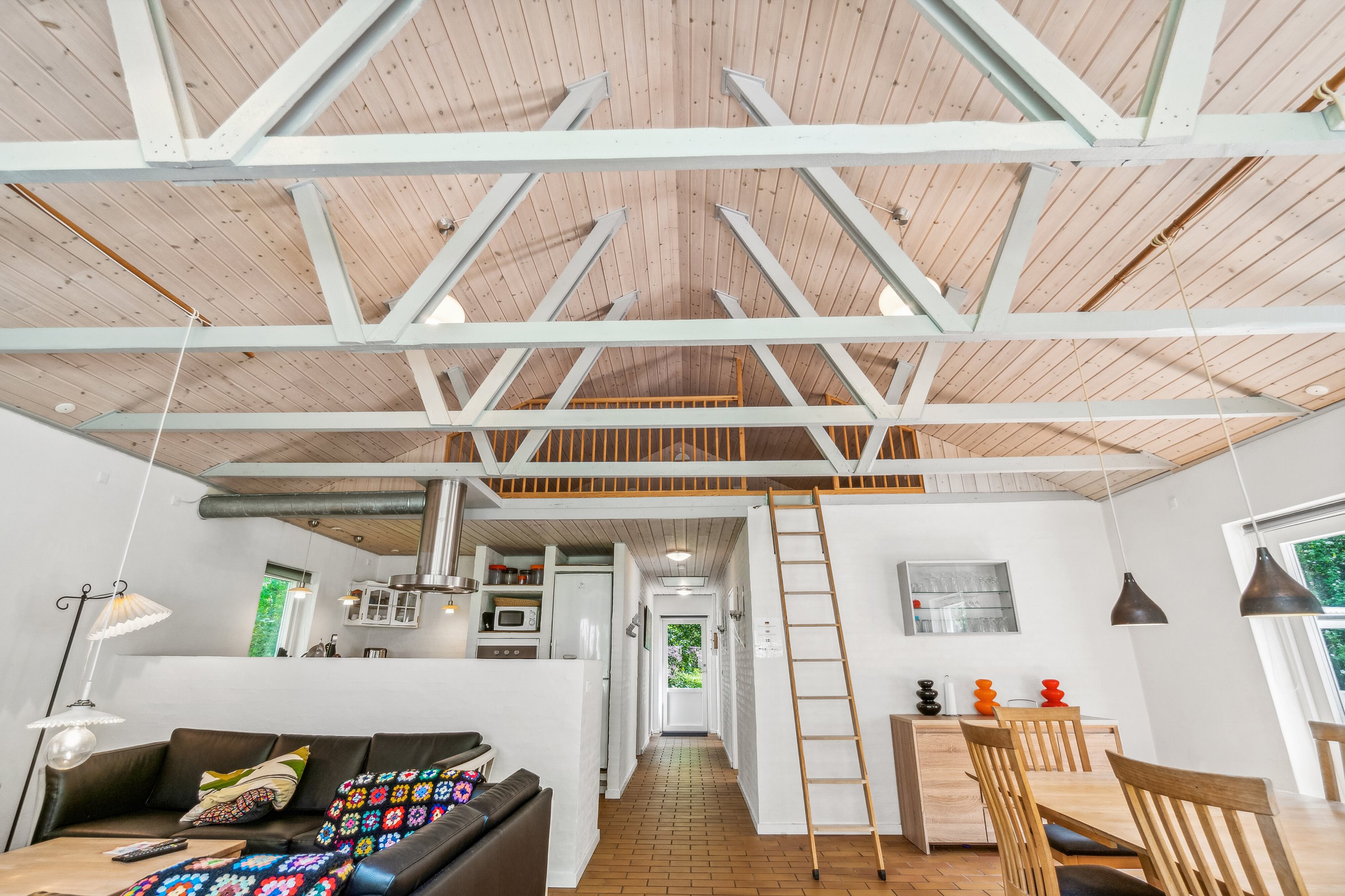 Fremhævet stue billede i fuldskærmstilstand. Billede af Maegårdsskoven 6, Pedersker, 3720 Aakirkeby