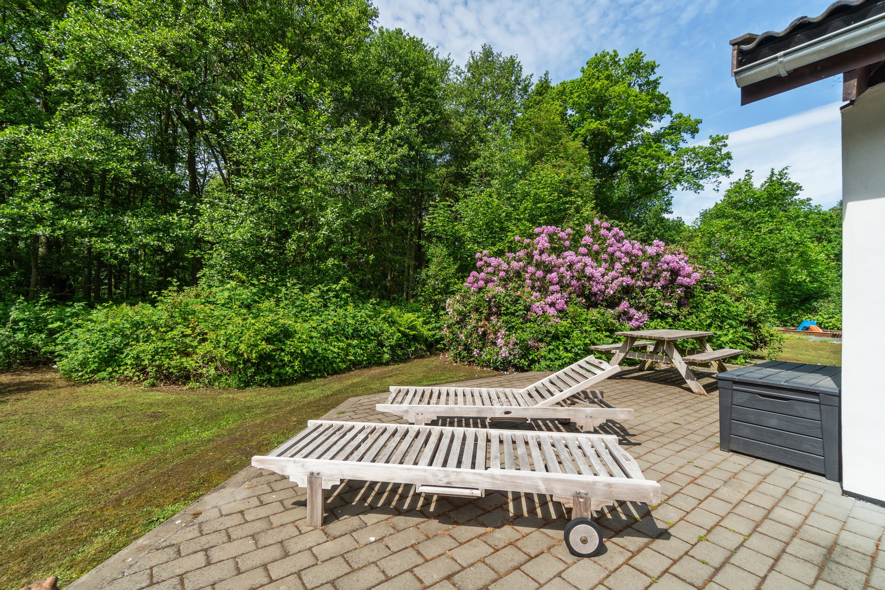 Fremhævet terrasse billede i fuldskærmstilstand. Billede af Maegårdsskoven 6, Pedersker, 3720 Aakirkeby