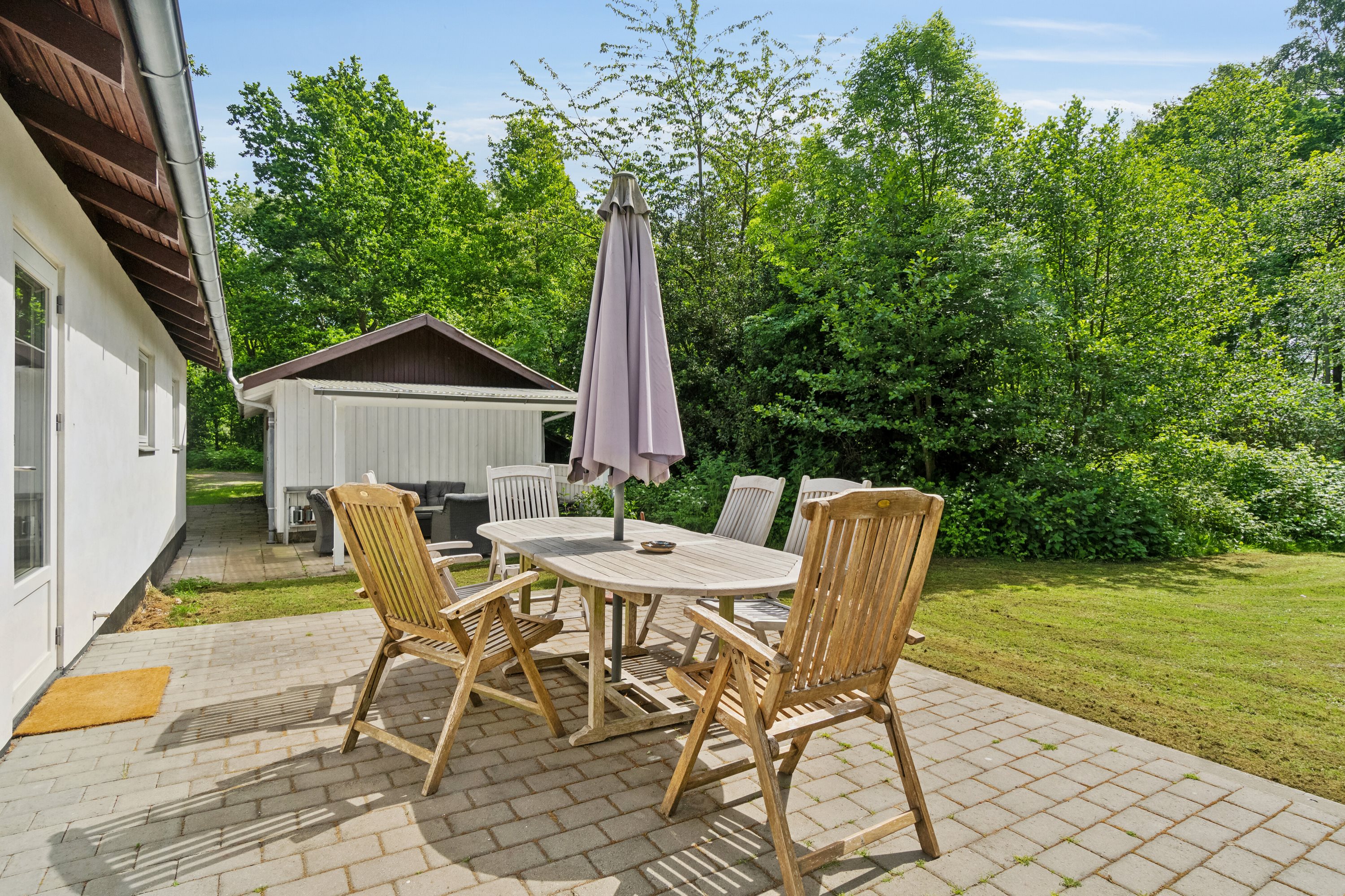 Fremhævet terrasse billede i fuldskærmstilstand. Billede af Maegårdsskoven 6, Pedersker, 3720 Aakirkeby