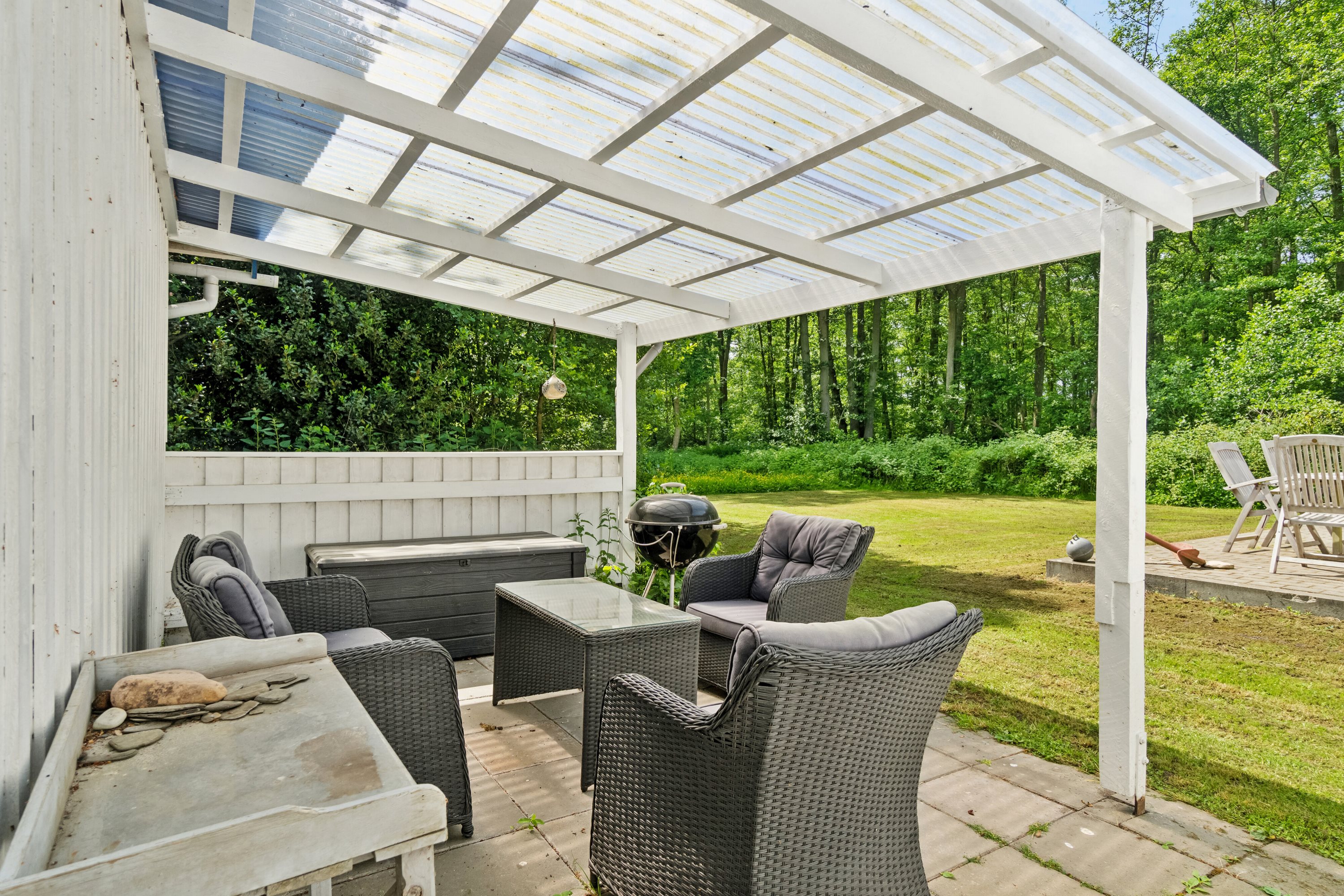 Fremhævet overdækket terrasse billede i fuldskærmstilstand. Billede af Maegårdsskoven 6, Pedersker, 3720 Aakirkeby