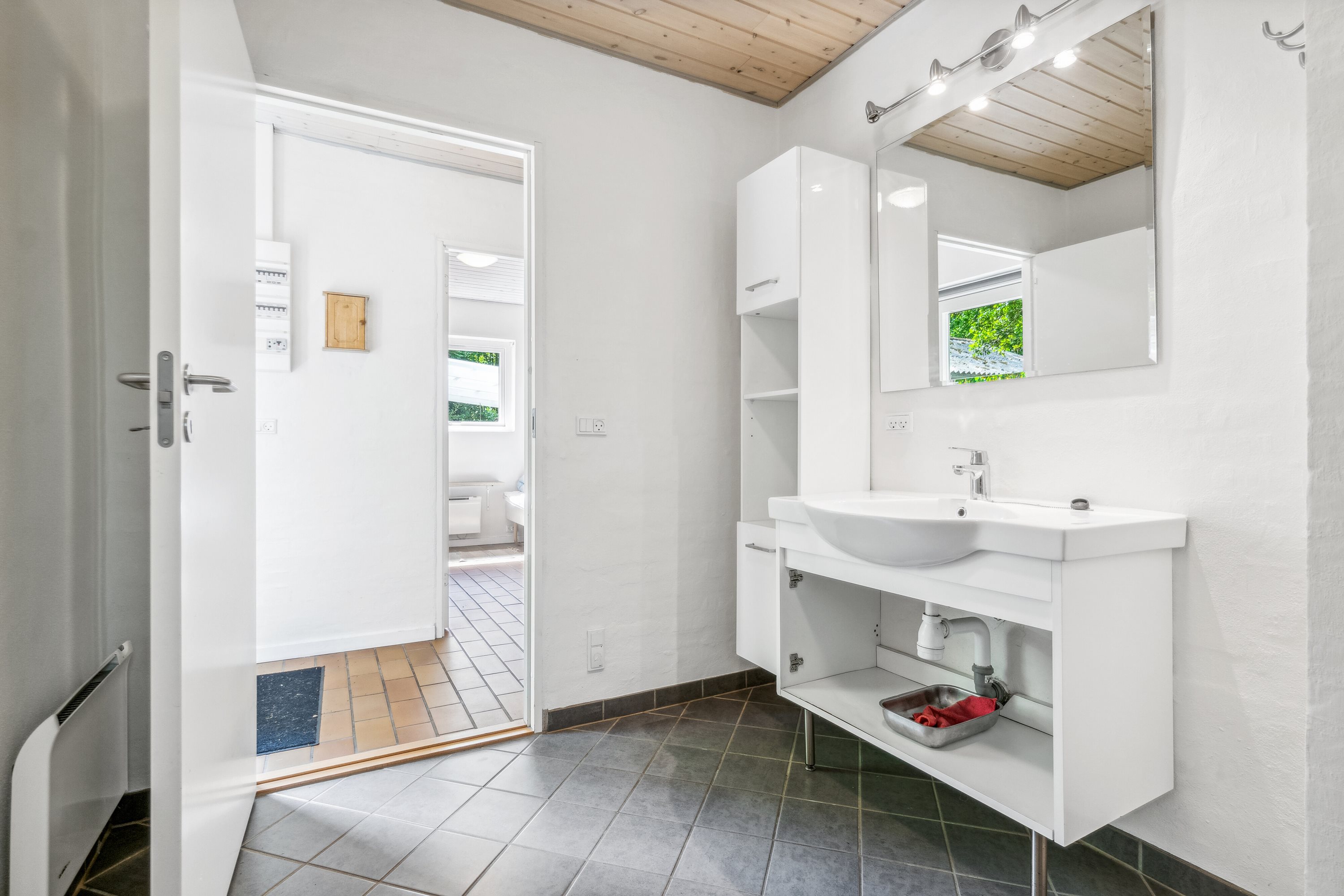 Fremhævet badeværelse billede i fuldskærmstilstand. Billede af Maegårdsskoven 6, Pedersker, 3720 Aakirkeby