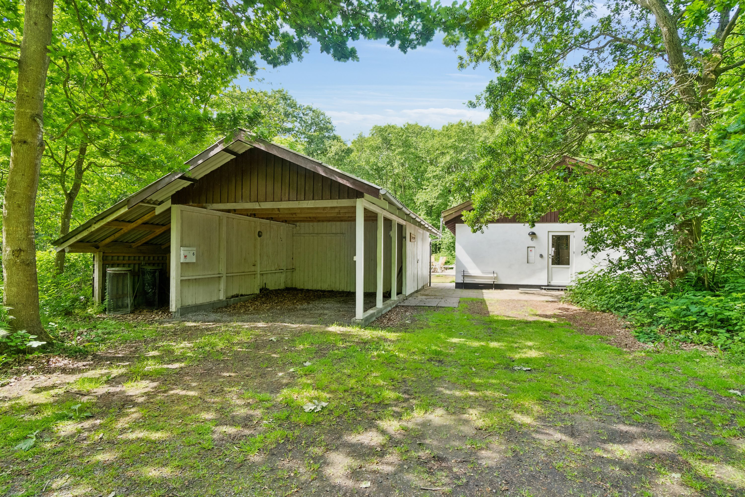 Fremhævet set fra haven billede i fuldskærmstilstand. Billede af Maegårdsskoven 6, Pedersker, 3720 Aakirkeby