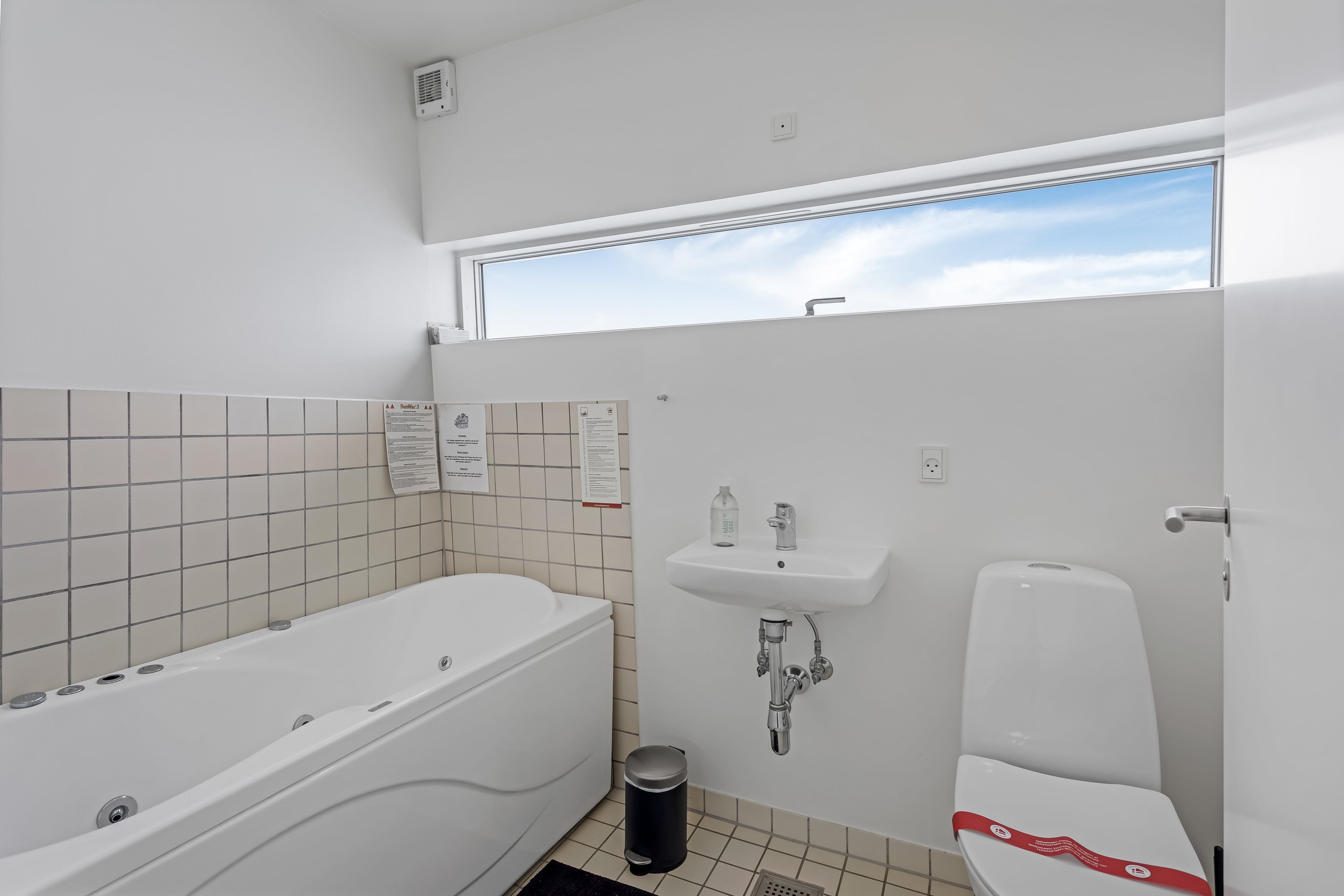 Fremhævet badeværelse billede i fuldskærmstilstand. Billede af Molen 7, Bork Havn, 6893 Hemmet