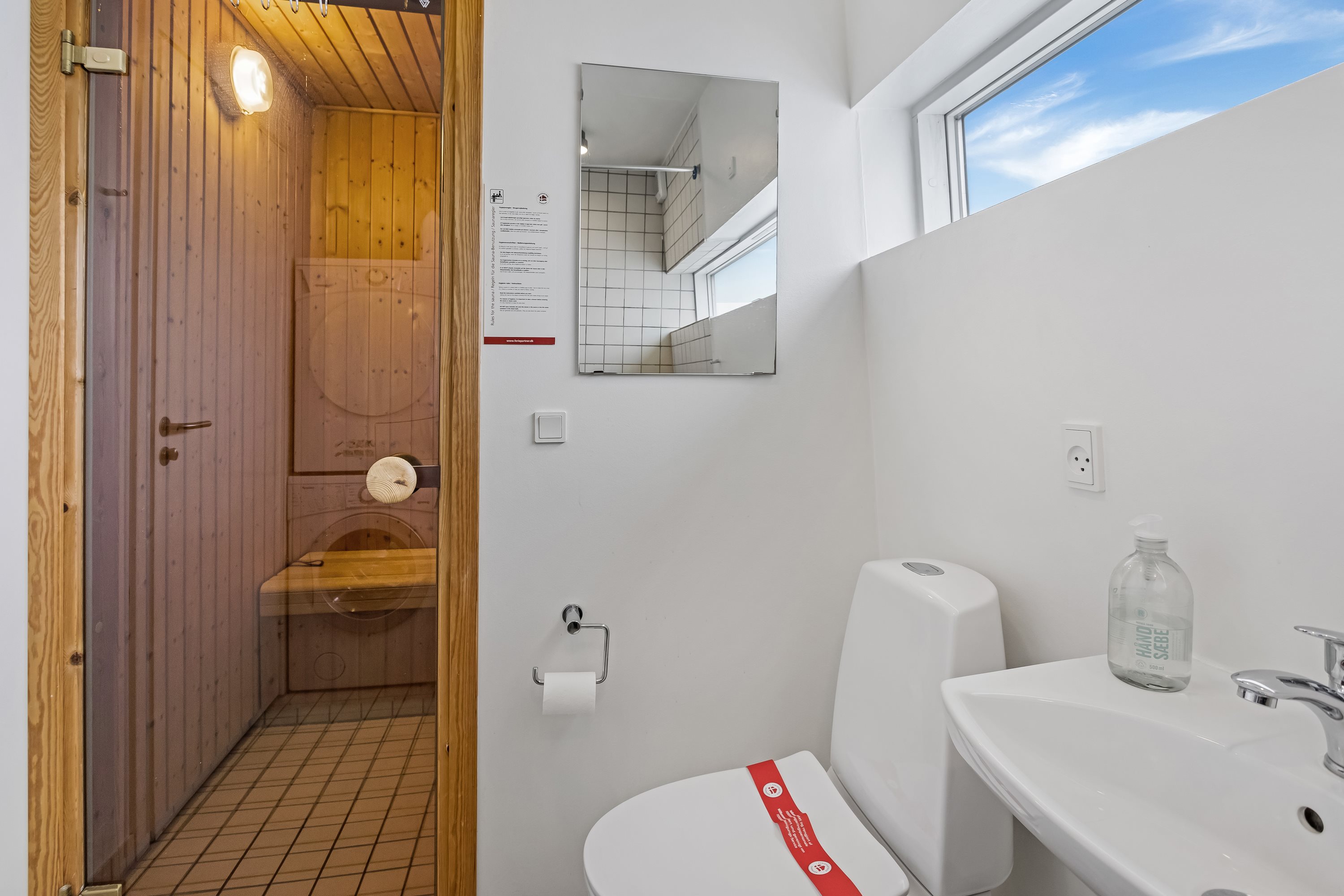 Fremhævet badeværelse billede i fuldskærmstilstand. Billede af Molen 7, Bork Havn, 6893 Hemmet