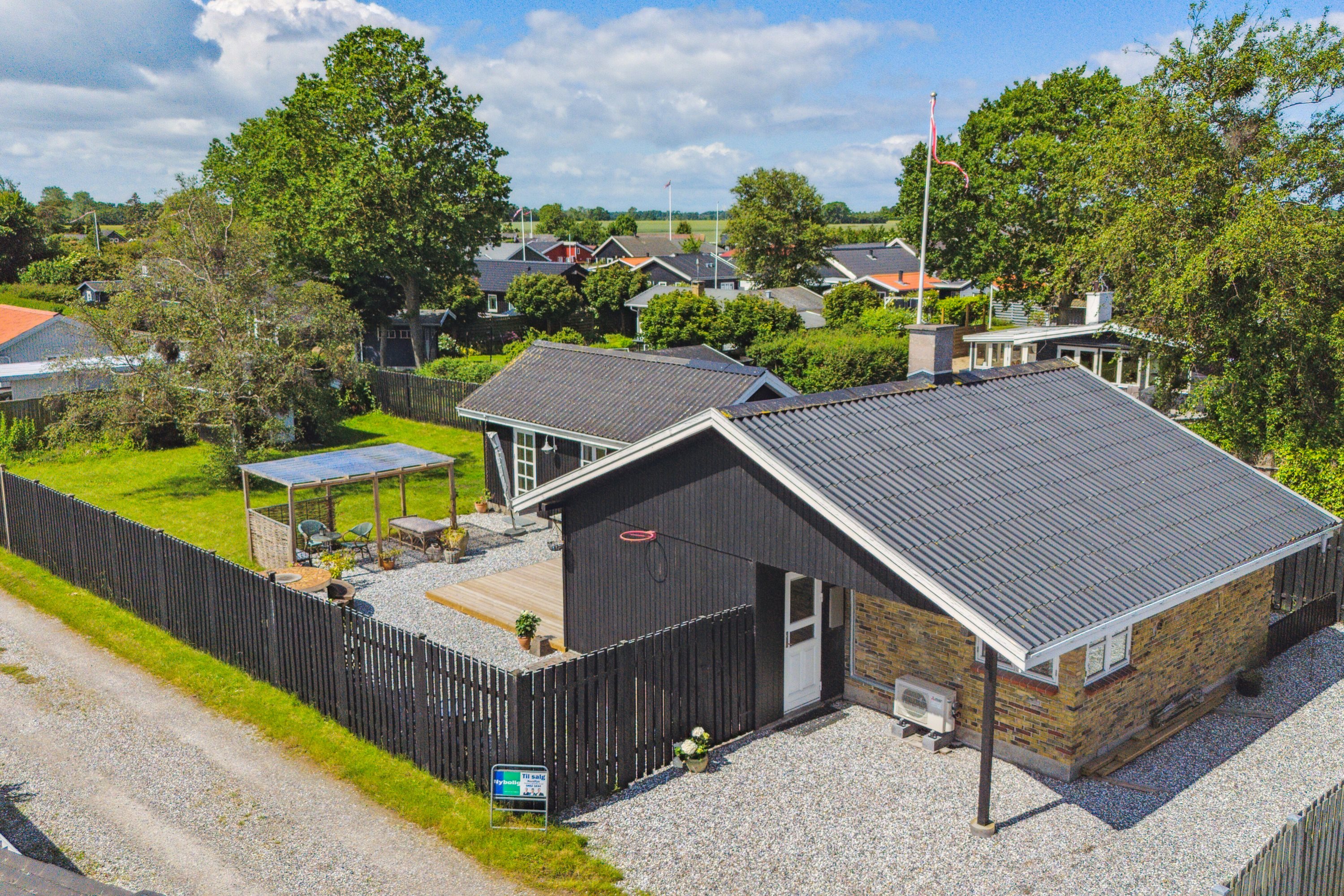 Miniaturebillede 1: set fra vejen. Billede af Lærkevænget 2, Hasmark Strand, 5450 Otterup