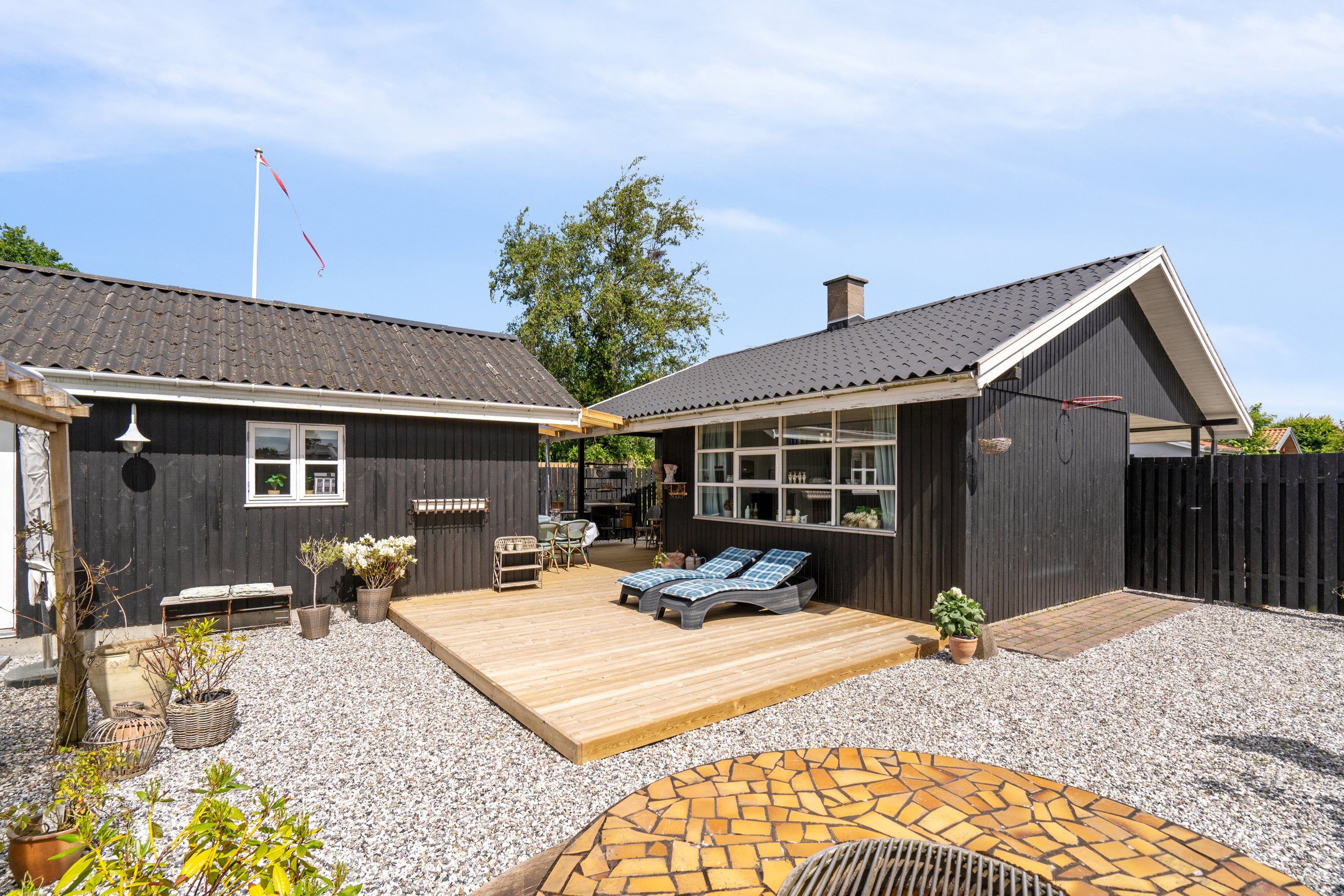 Fremhævet terrasse billede i fuldskærmstilstand. Billede af Lærkevænget 2, Hasmark Strand, 5450 Otterup