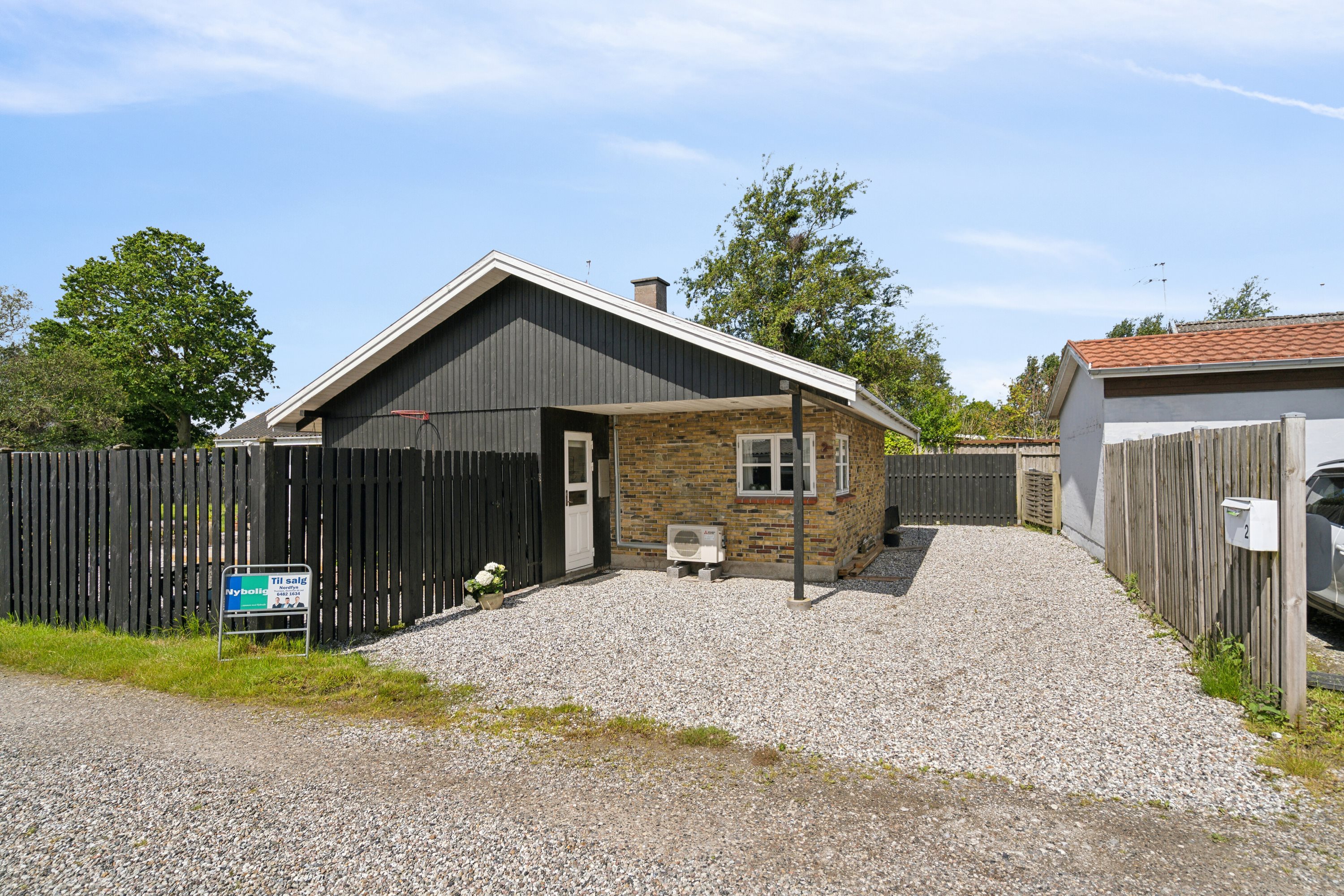 Fremhævet set fra vejen billede i fuldskærmstilstand. Billede af Lærkevænget 2, Hasmark Strand, 5450 Otterup