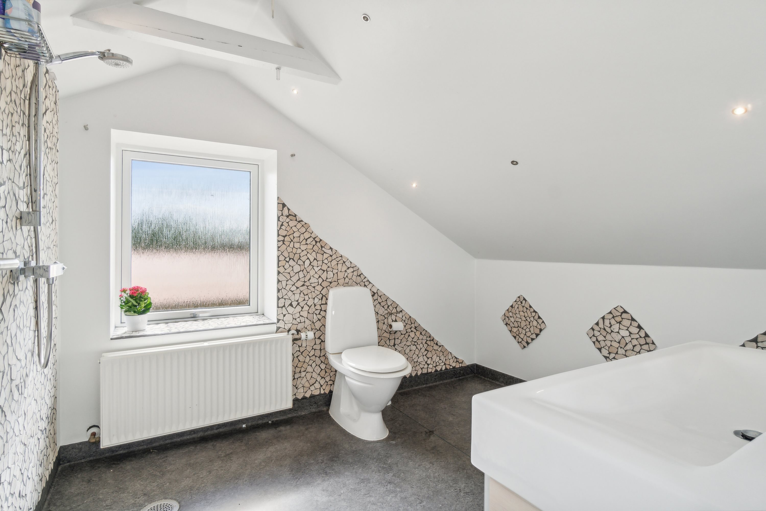 Fremhævet badeværelse billede i fuldskærmstilstand. Billede af Solsortevej 28, 7441 Bording