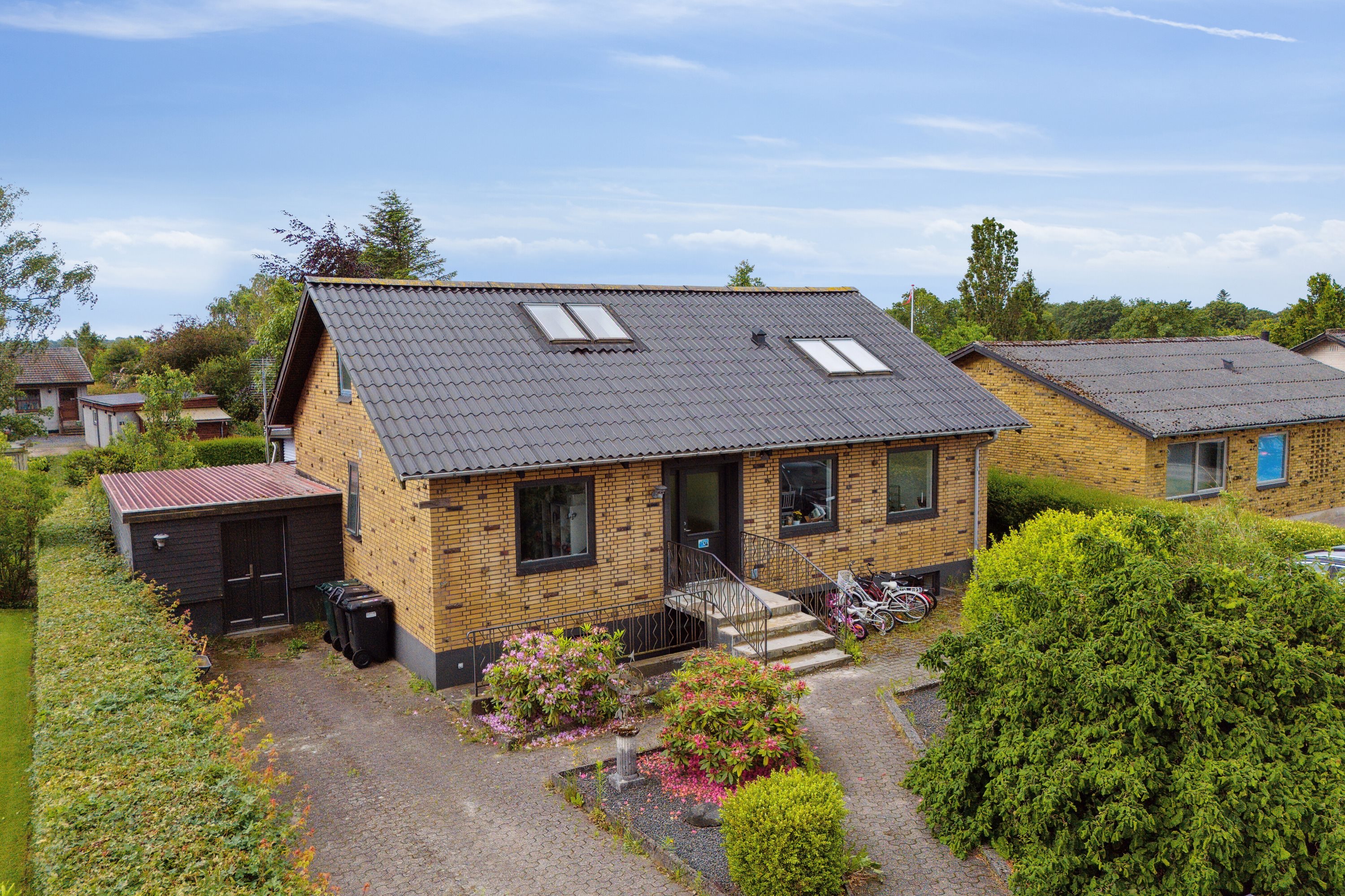 Fremhævet set fra vejen billede i fuldskærmstilstand. Billede af Solsortevej 28, 7441 Bording