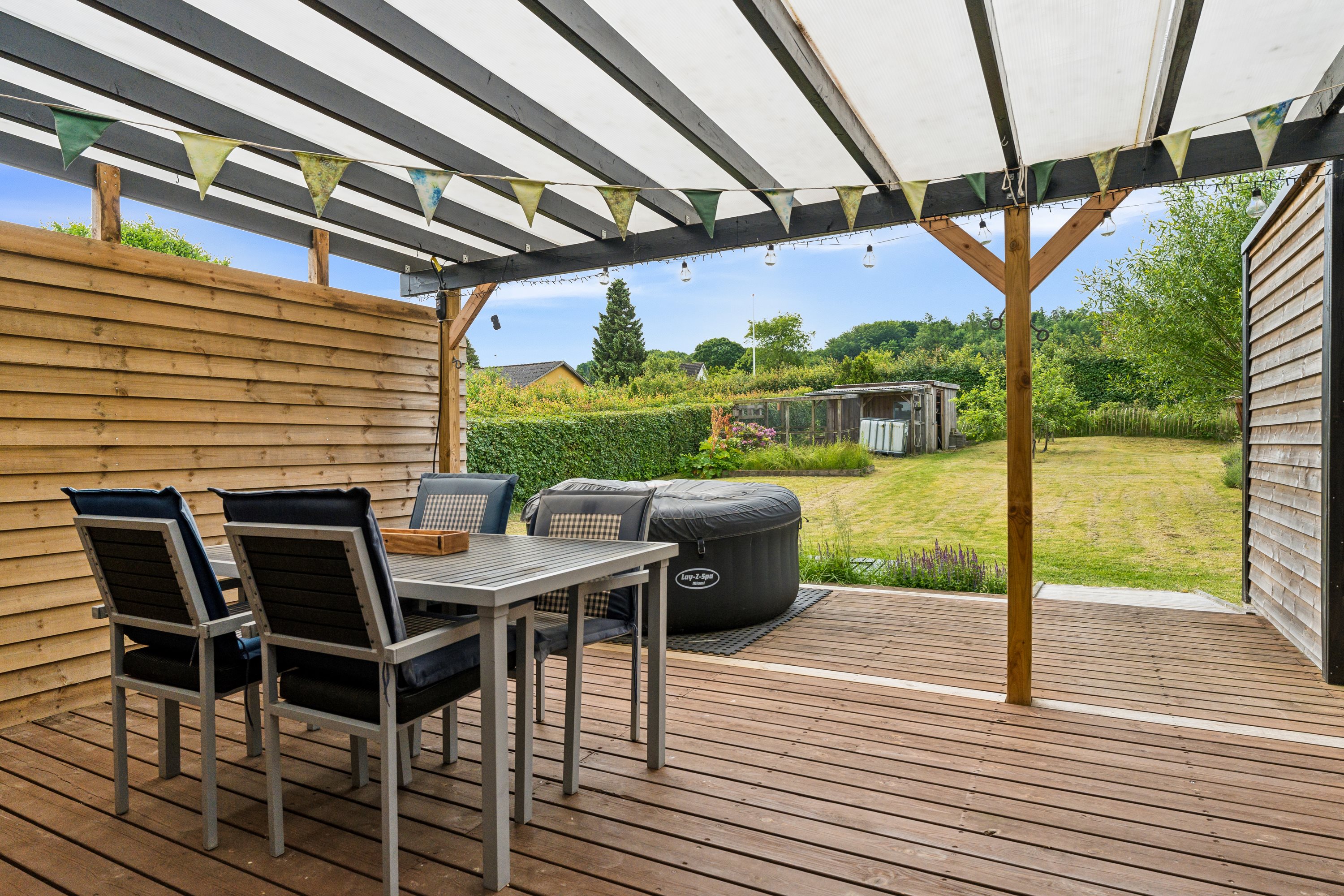 Fremhævet terrasse billede i fuldskærmstilstand. Billede af Teglværksvej 30, 8860 Ulstrup