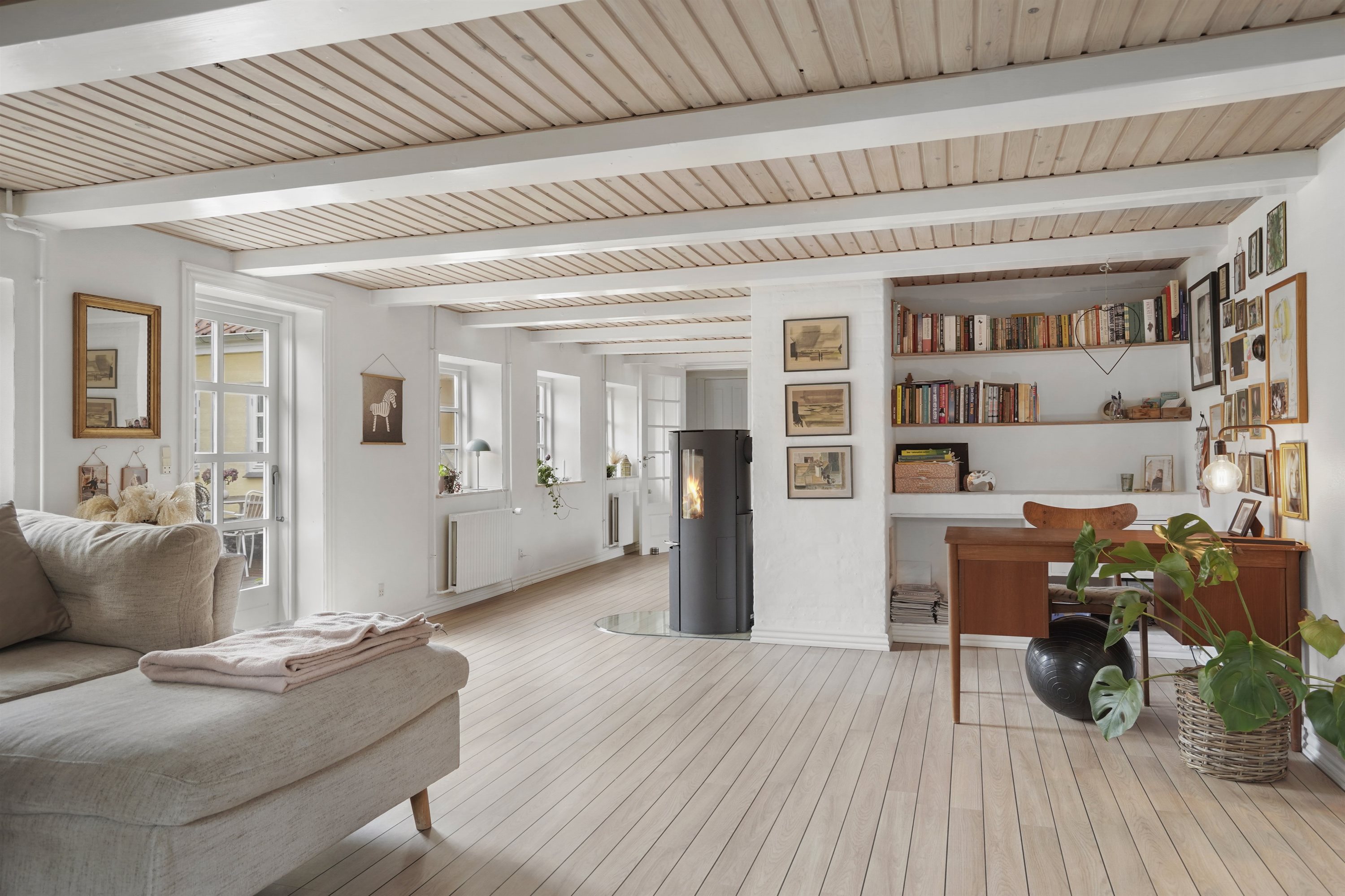 Fremhævet stue billede i fuldskærmstilstand. Billede af Frydenstrandsvej 8, 9900 Frederikshavn