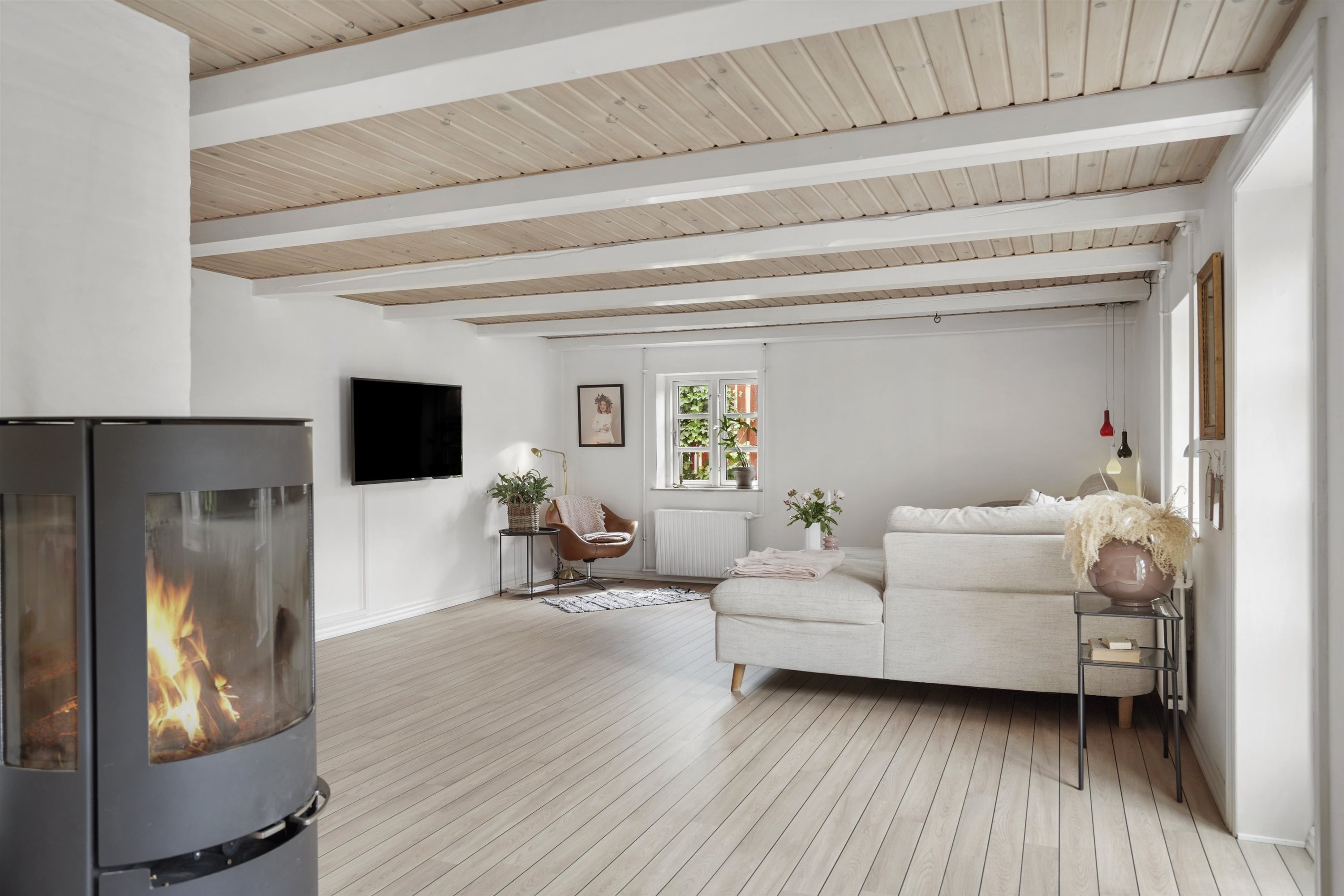 Fremhævet stue billede i fuldskærmstilstand. Billede af Frydenstrandsvej 8, 9900 Frederikshavn