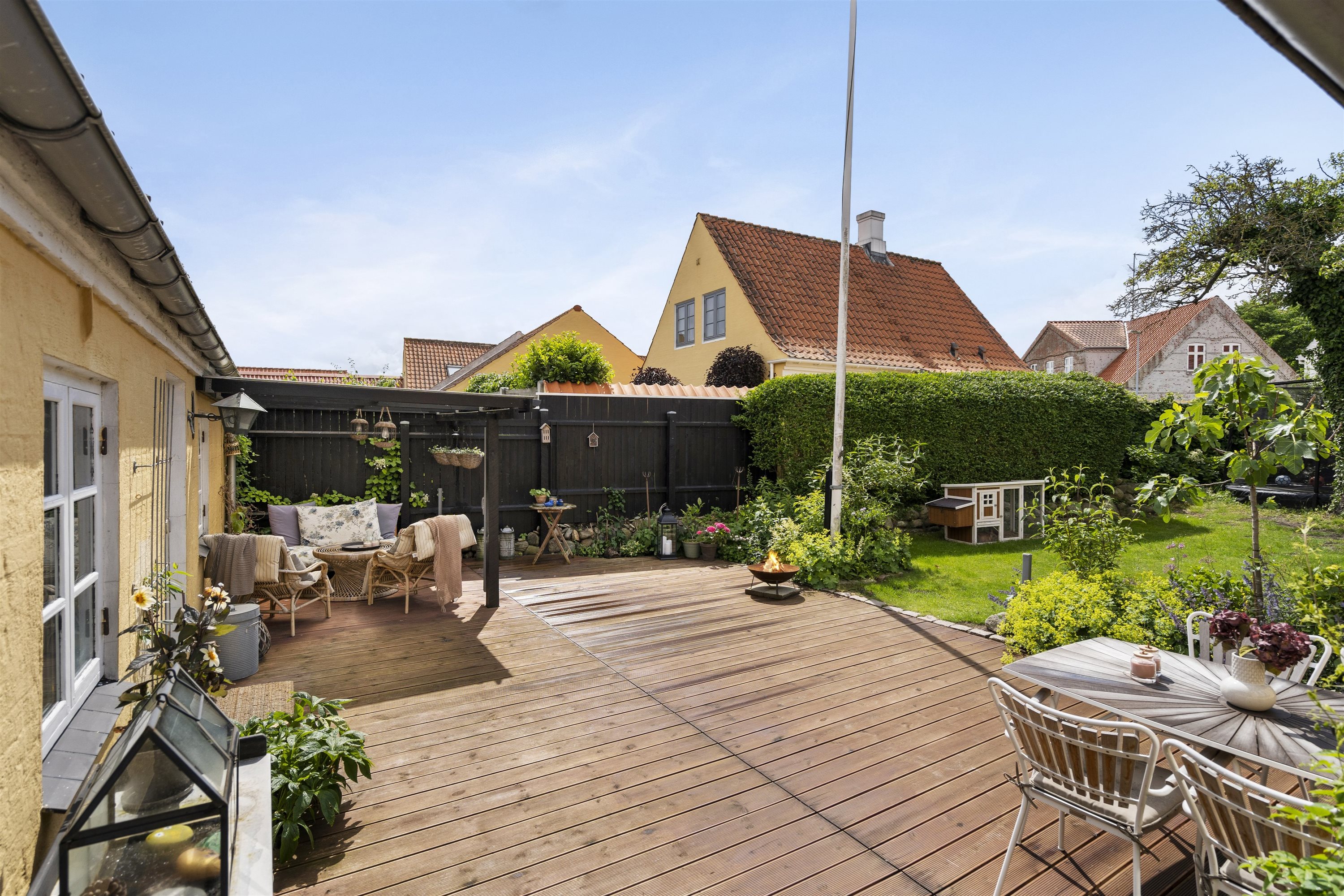 Fremhævet terrasse billede i fuldskærmstilstand. Billede af Frydenstrandsvej 8, 9900 Frederikshavn