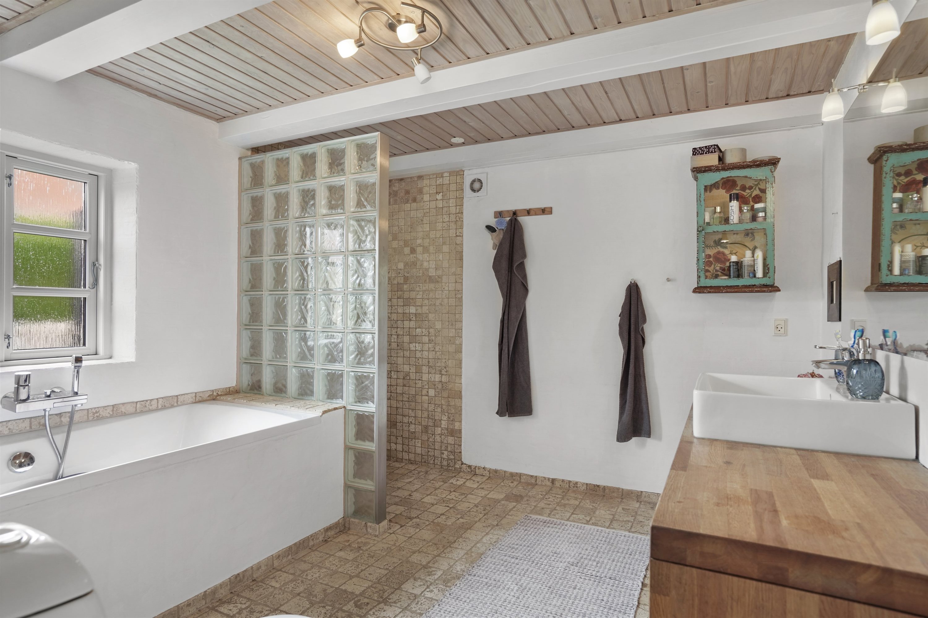 Fremhævet badeværelse billede i fuldskærmstilstand. Billede af Frydenstrandsvej 8, 9900 Frederikshavn