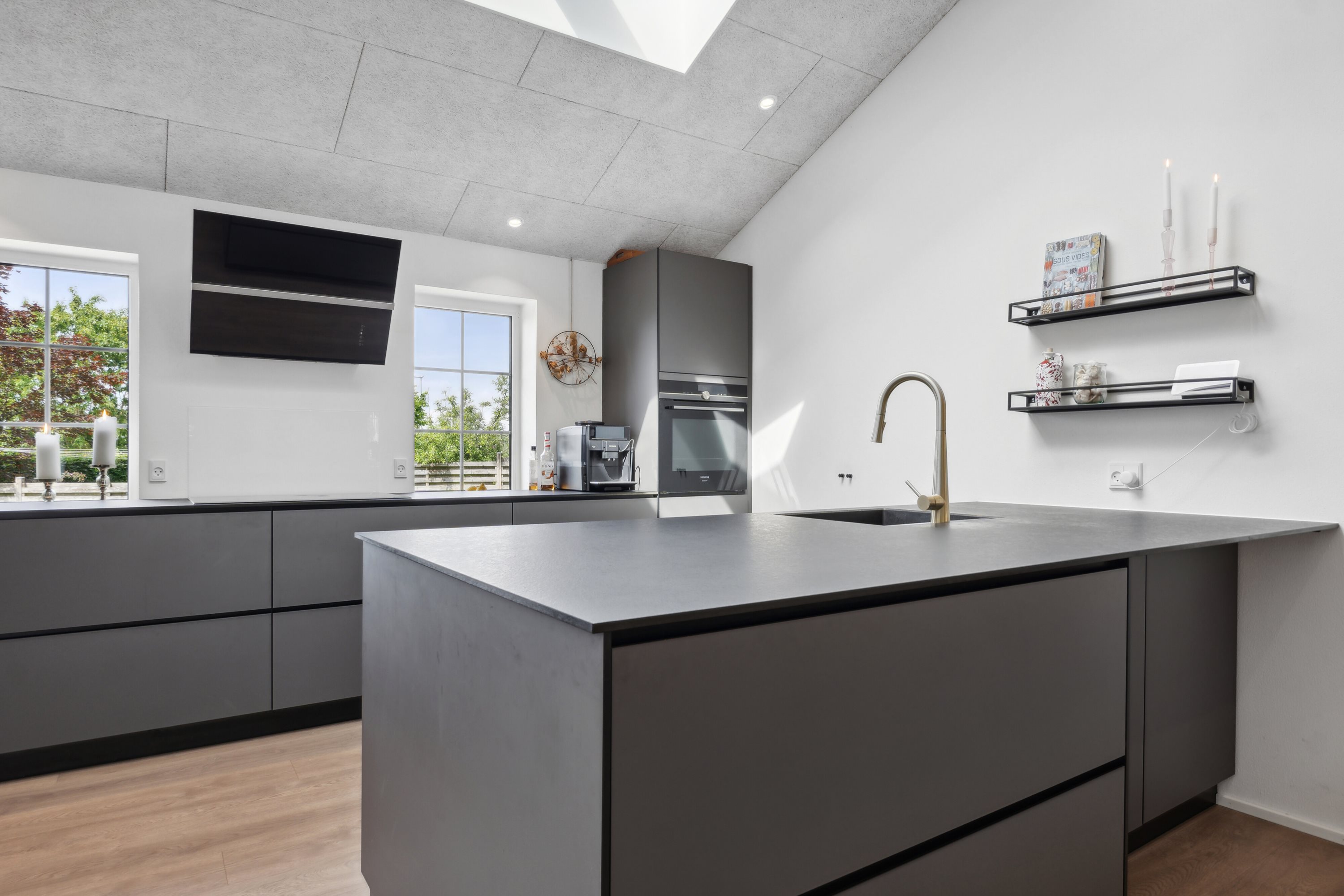 Fremhævet køkken billede i fuldskærmstilstand. Billede af Ved Diget 17, 7430 Ikast