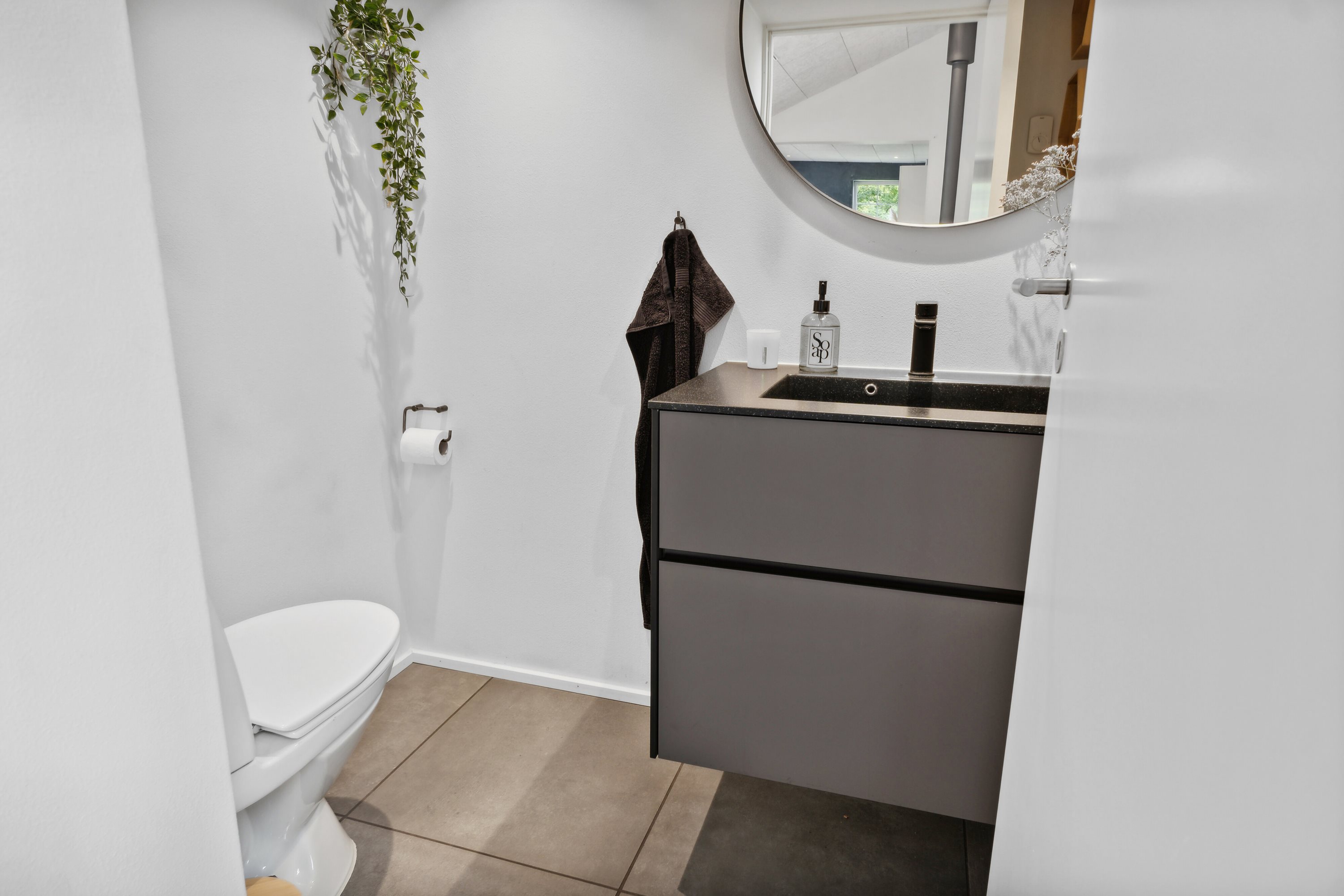 Fremhævet badeværelse billede i fuldskærmstilstand. Billede af Ved Diget 17, 7430 Ikast