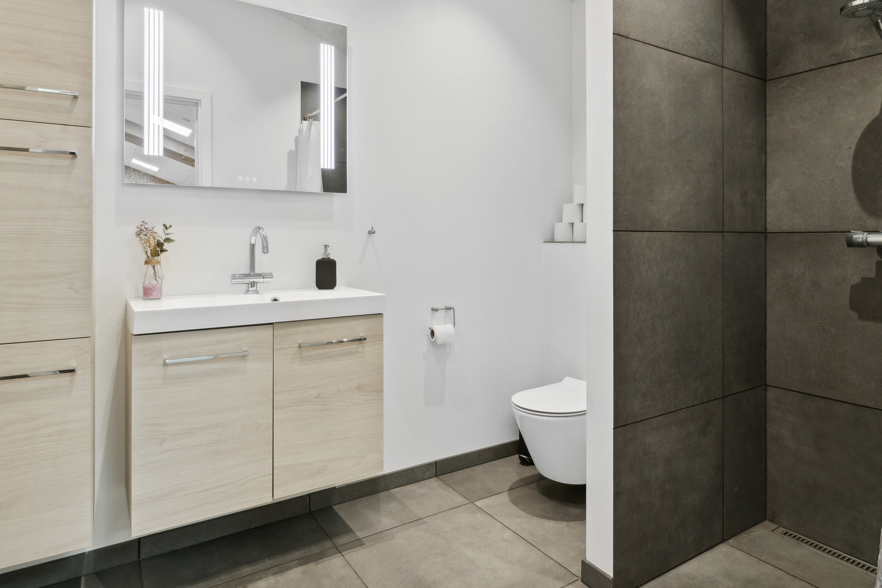 Fremhævet badeværelse billede i fuldskærmstilstand. Billede af Ved Diget 17, 7430 Ikast