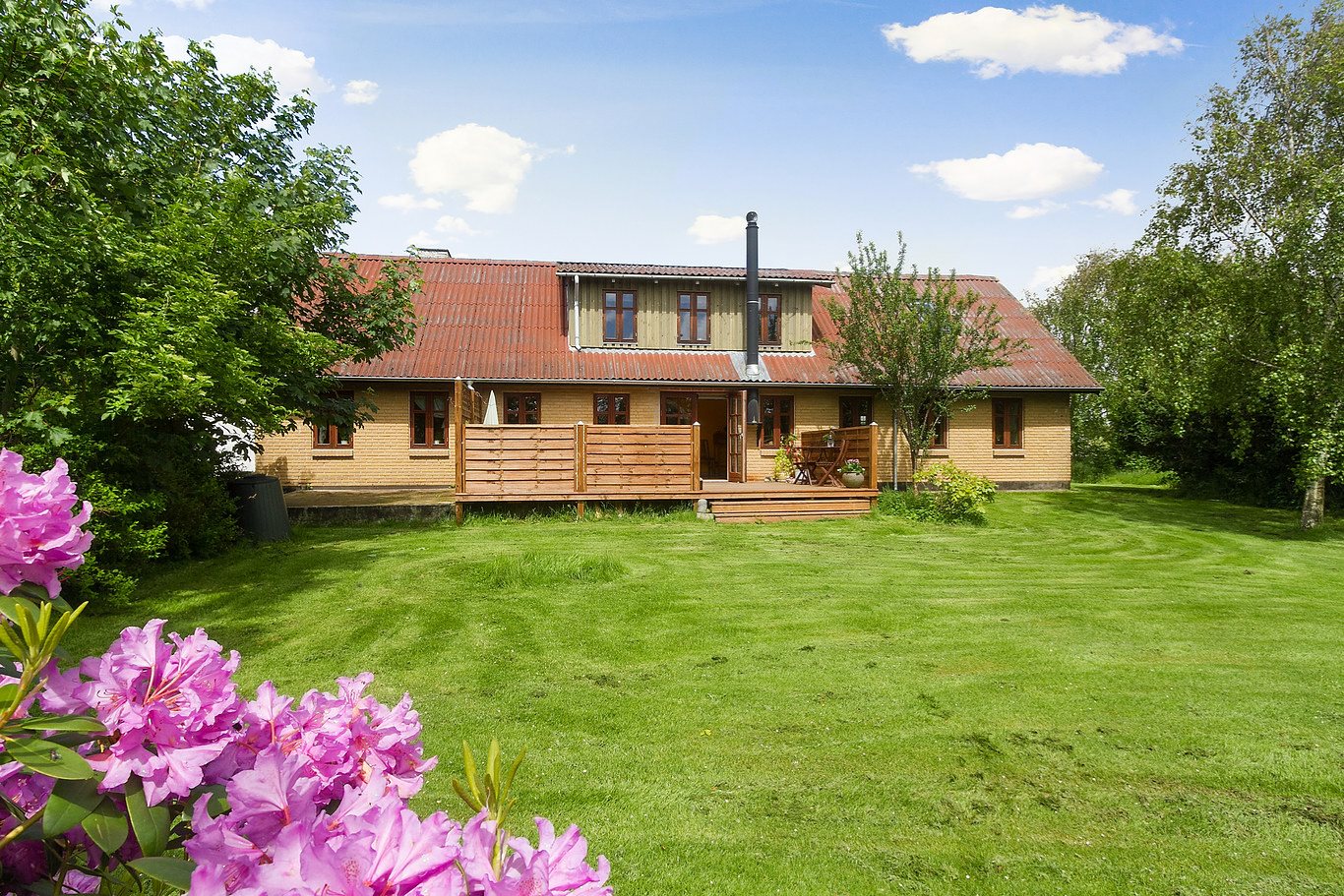 Fremhævet set fra haven billede i fuldskærmstilstand. Billede af Gl Hirtshalsvej 2A, Vidstrup, 9800 Hjørring