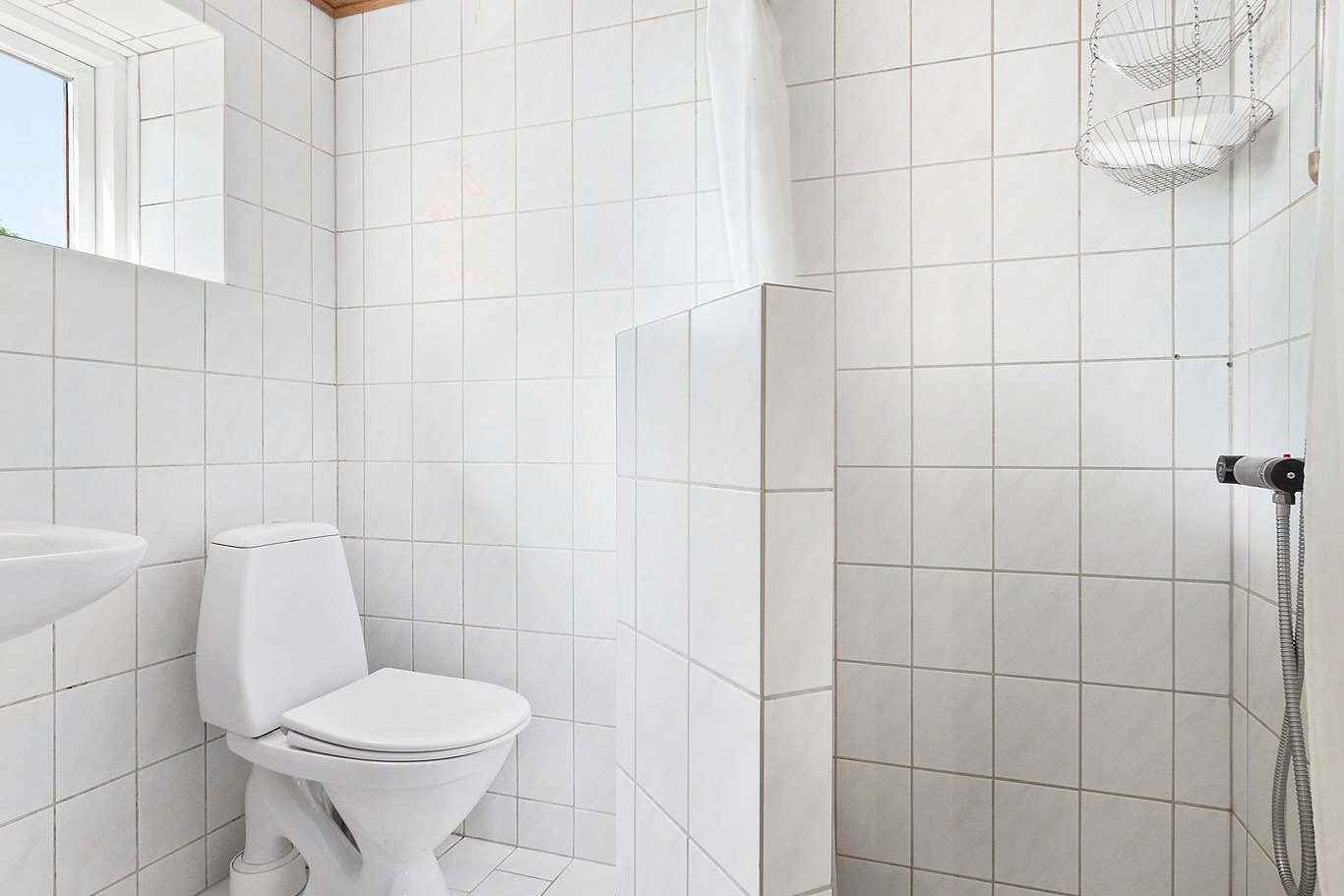 Fremhævet badeværelse billede i fuldskærmstilstand. Billede af Gl Hirtshalsvej 2A, Vidstrup, 9800 Hjørring