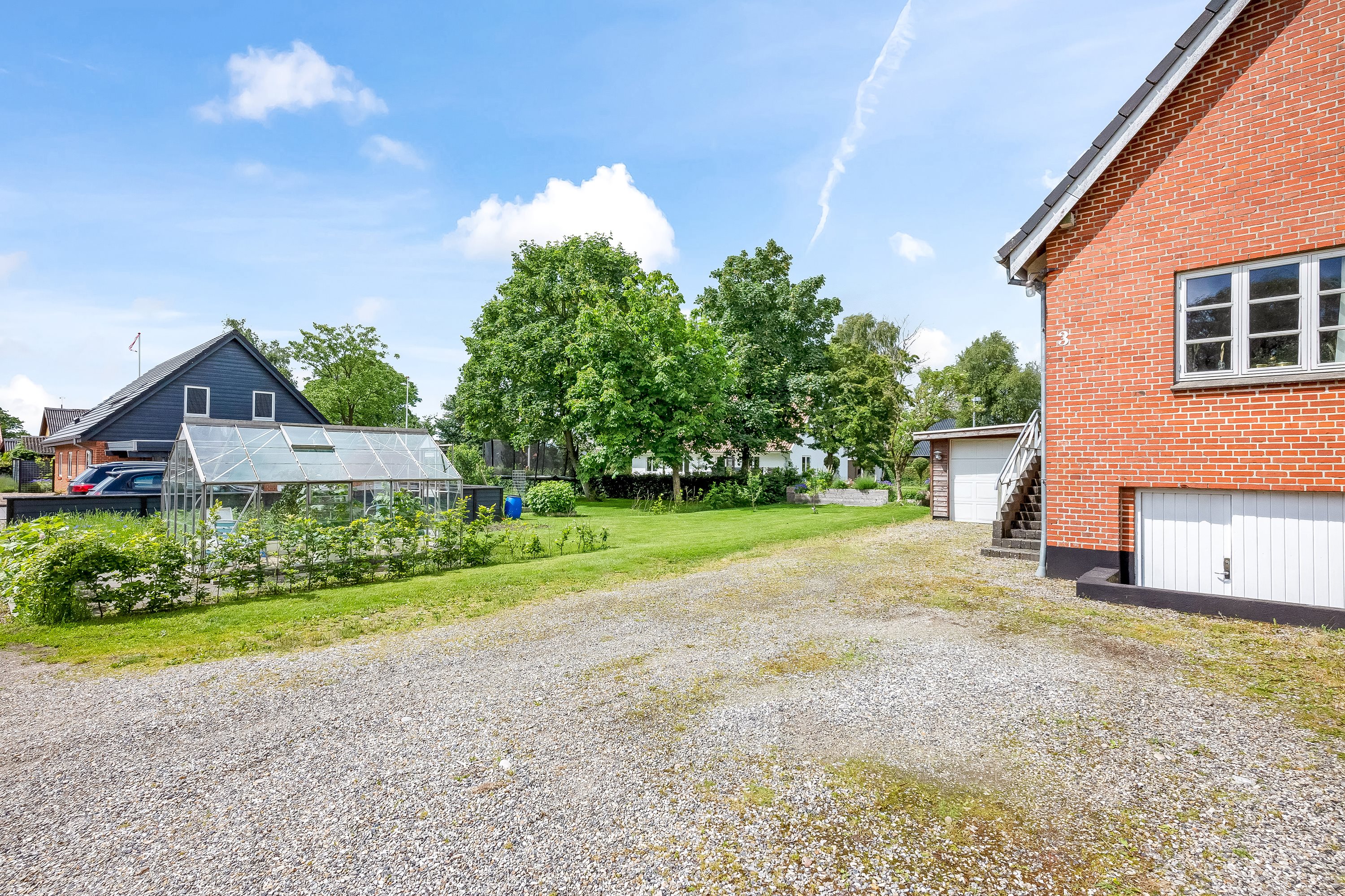 Fremhævet forhave billede i fuldskærmstilstand. Billede af Kirkebakken 3, Borbjerg, 7500 Holstebro