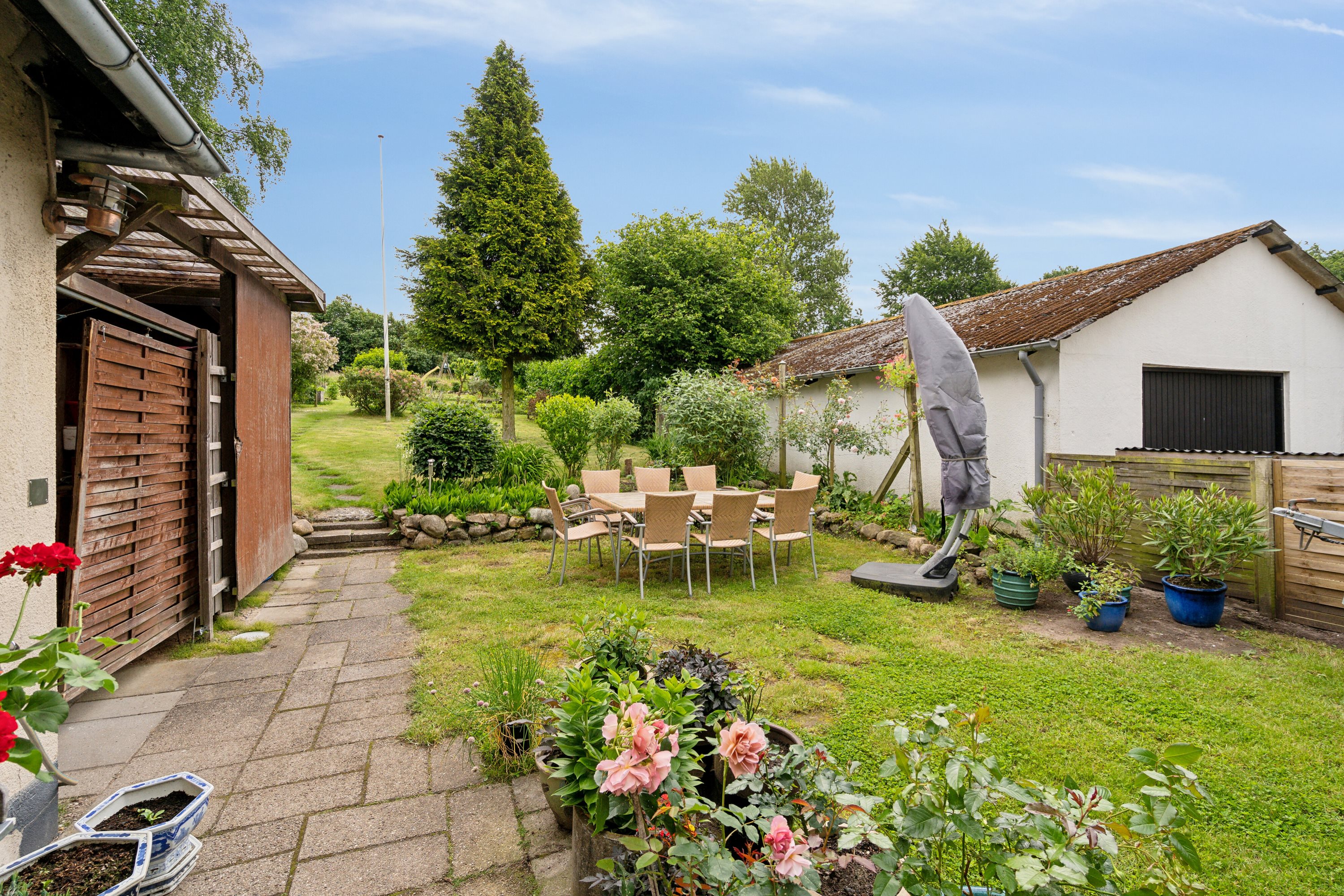 Fremhævet set fra haven billede i fuldskærmstilstand. Billede af Sandbjergvej 26, 5771 Stenstrup