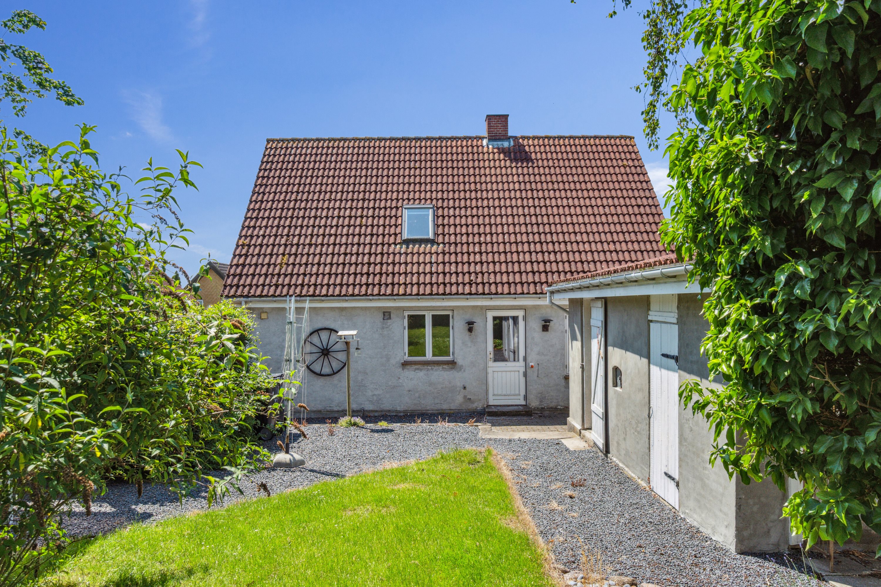 Fremhævet set fra haven billede i fuldskærmstilstand. Billede af Mønvej 91, 4720 Præstø