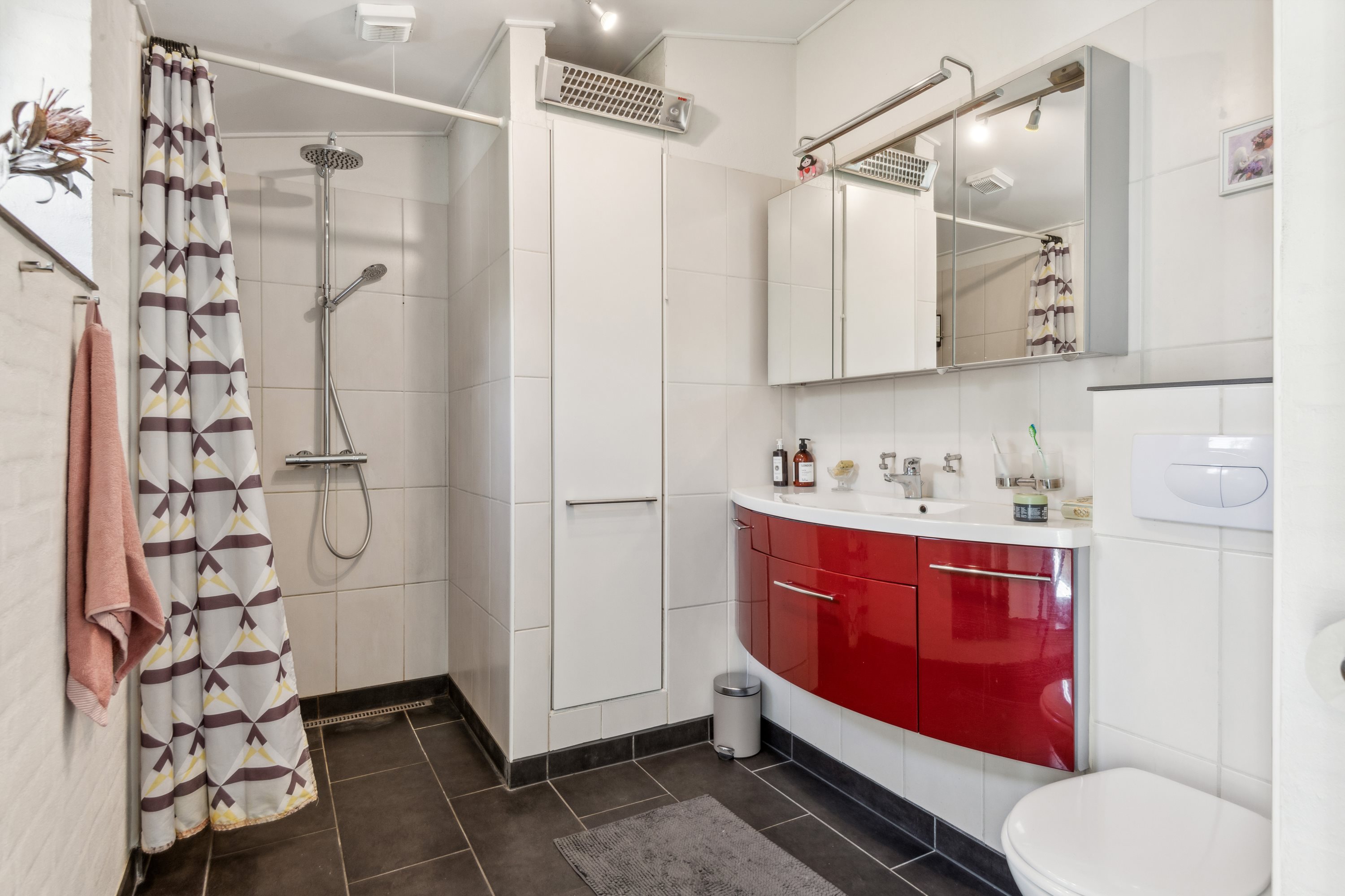 Fremhævet badeværelse billede i fuldskærmstilstand. Billede af Svalegårdsvej 74, Hasseris, 9000 Aalborg