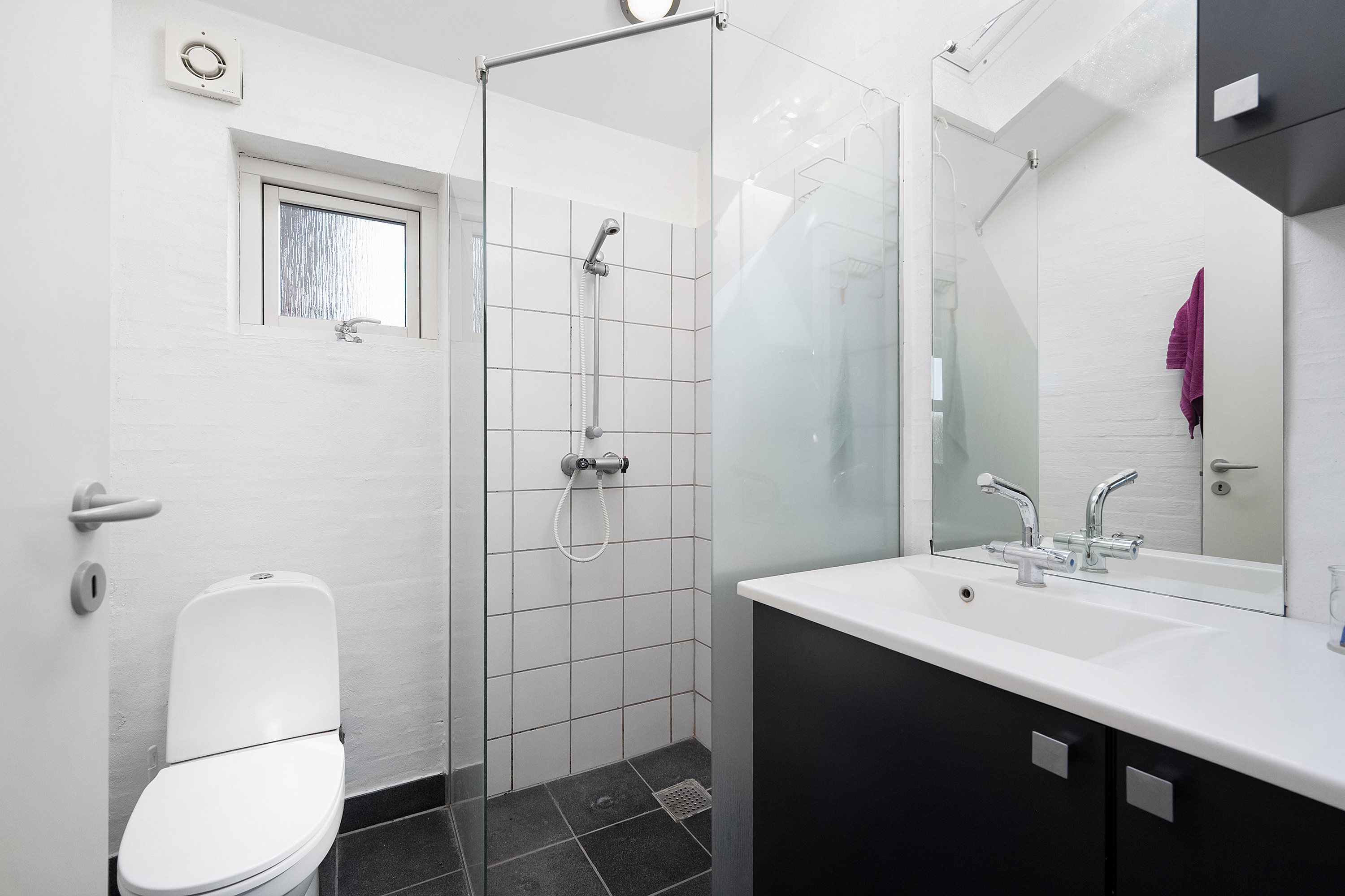 Fremhævet badeværelse billede i fuldskærmstilstand. Billede af Gammel Hobrovej 3, Bonderup, 9610 Nørager