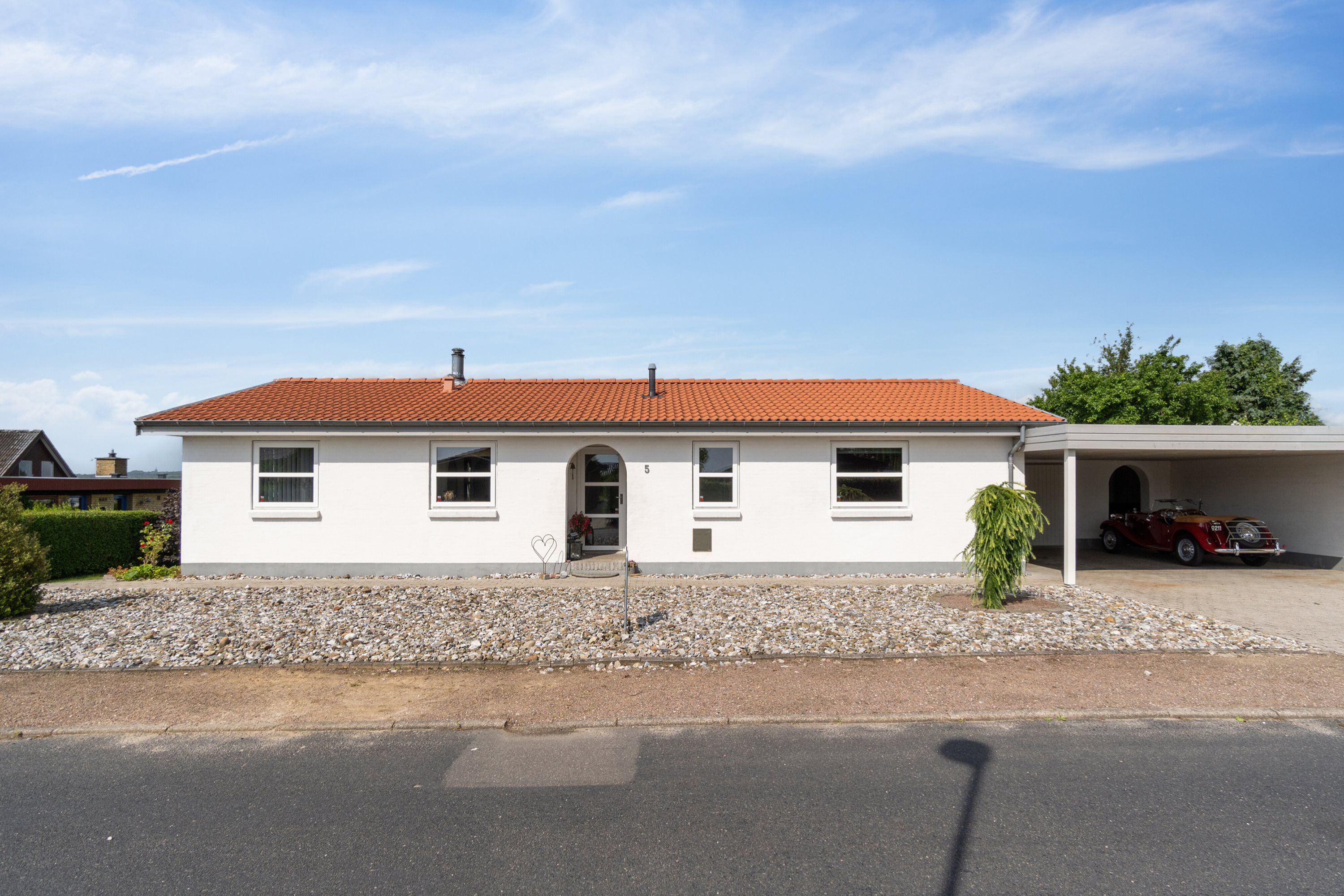 Fremhævet set fra vejen billede i fuldskærmstilstand. Billede af Bøgeløkken 5, Thurø, 5700 Svendborg