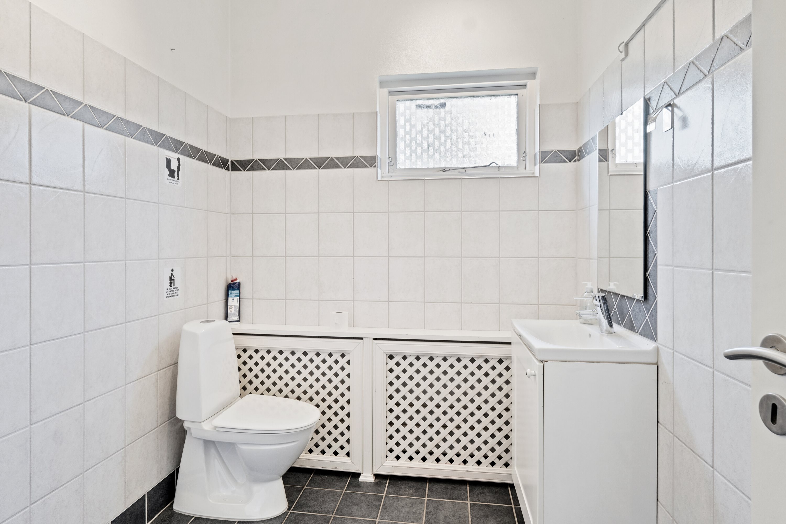 Fremhævet badeværelse billede i fuldskærmstilstand. Billede af Industrivej 4, 4720 Præstø