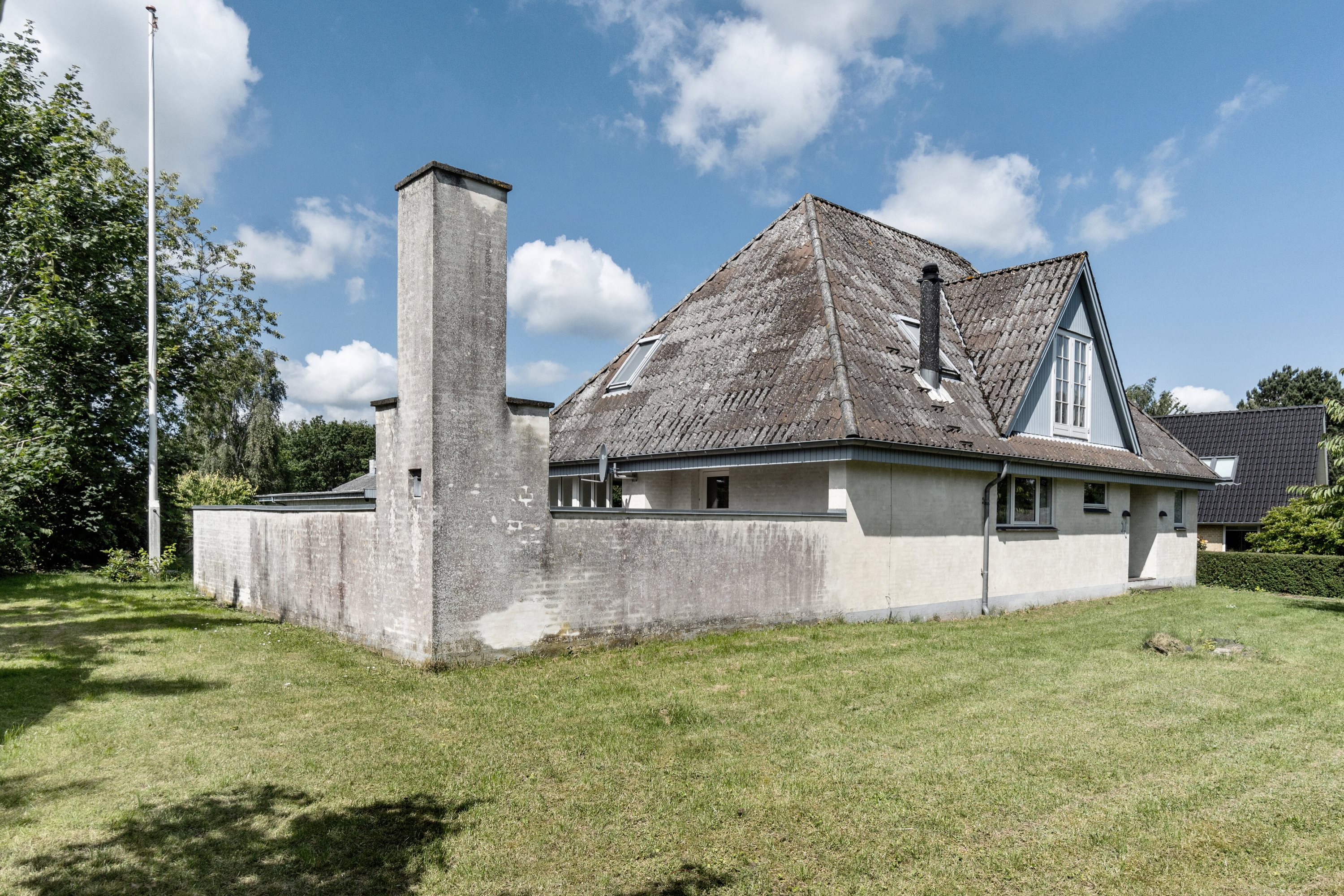 Fremhævet set fra haven billede i fuldskærmstilstand. Billede af Industrivej 4, 4720 Præstø