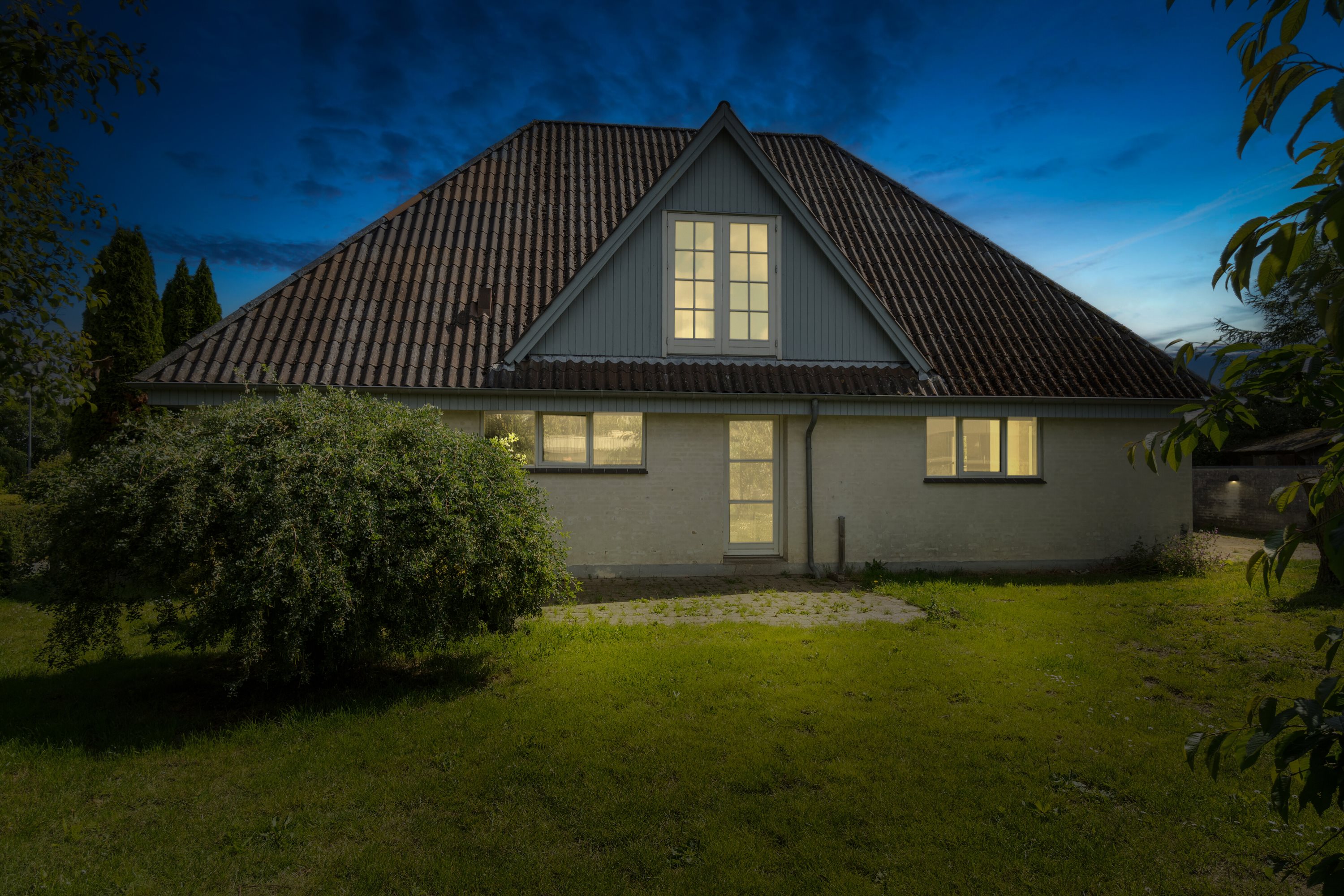 Fremhævet set fra haven billede i fuldskærmstilstand. Billede af Industrivej 4, 4720 Præstø