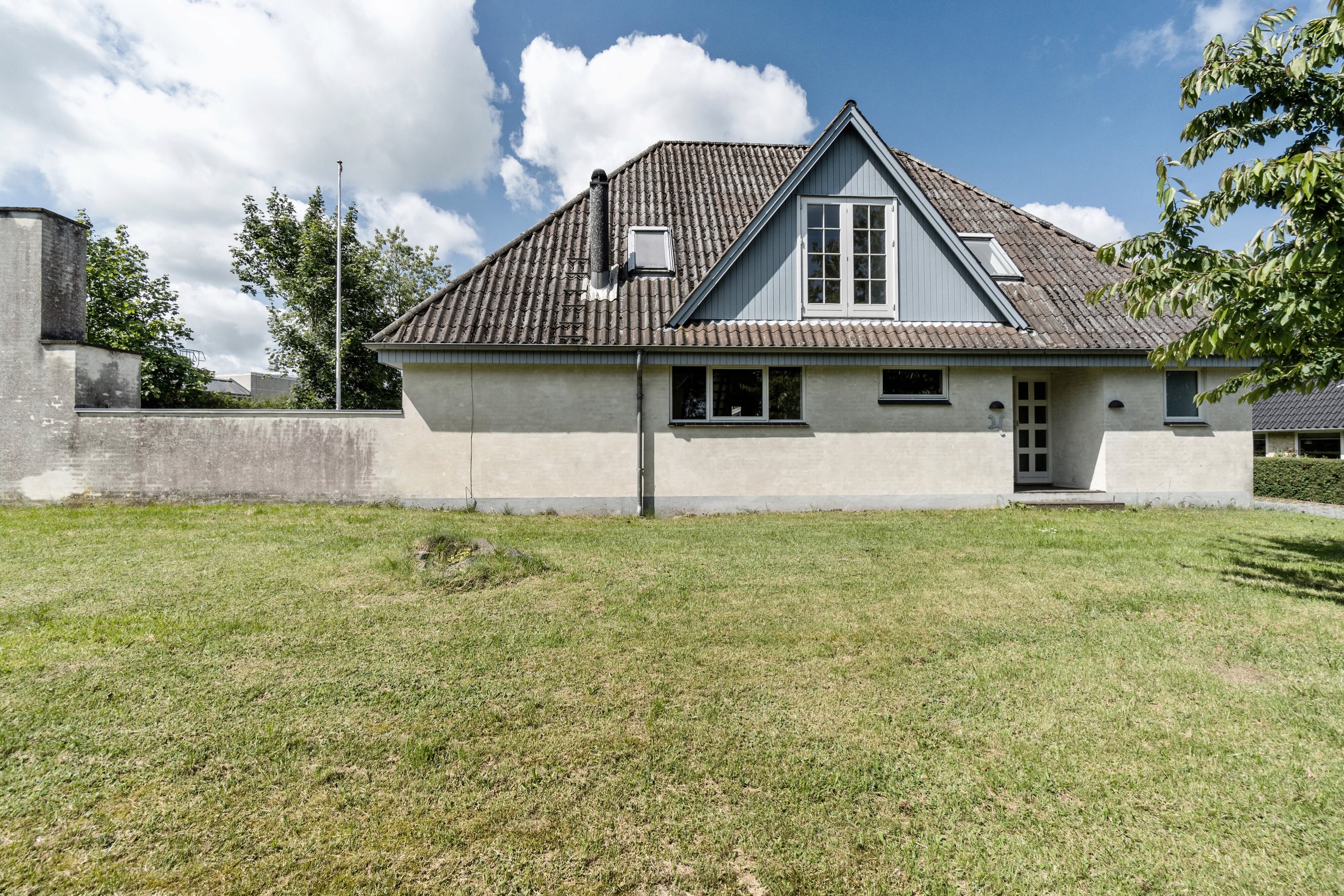 Fremhævet set fra haven billede i fuldskærmstilstand. Billede af Industrivej 4, 4720 Præstø