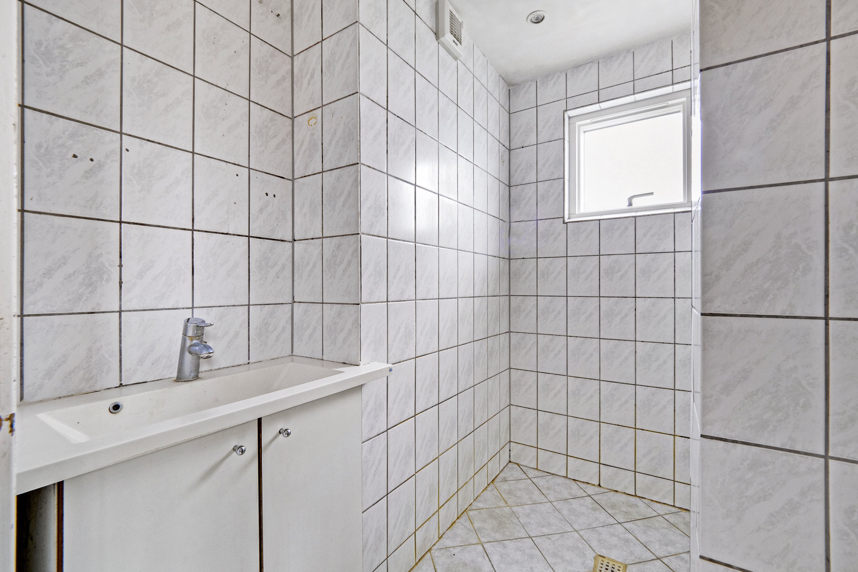 Fremhævet badeværelse billede i fuldskærmstilstand. Billede af Hovedgaden 78, 7752 Snedsted