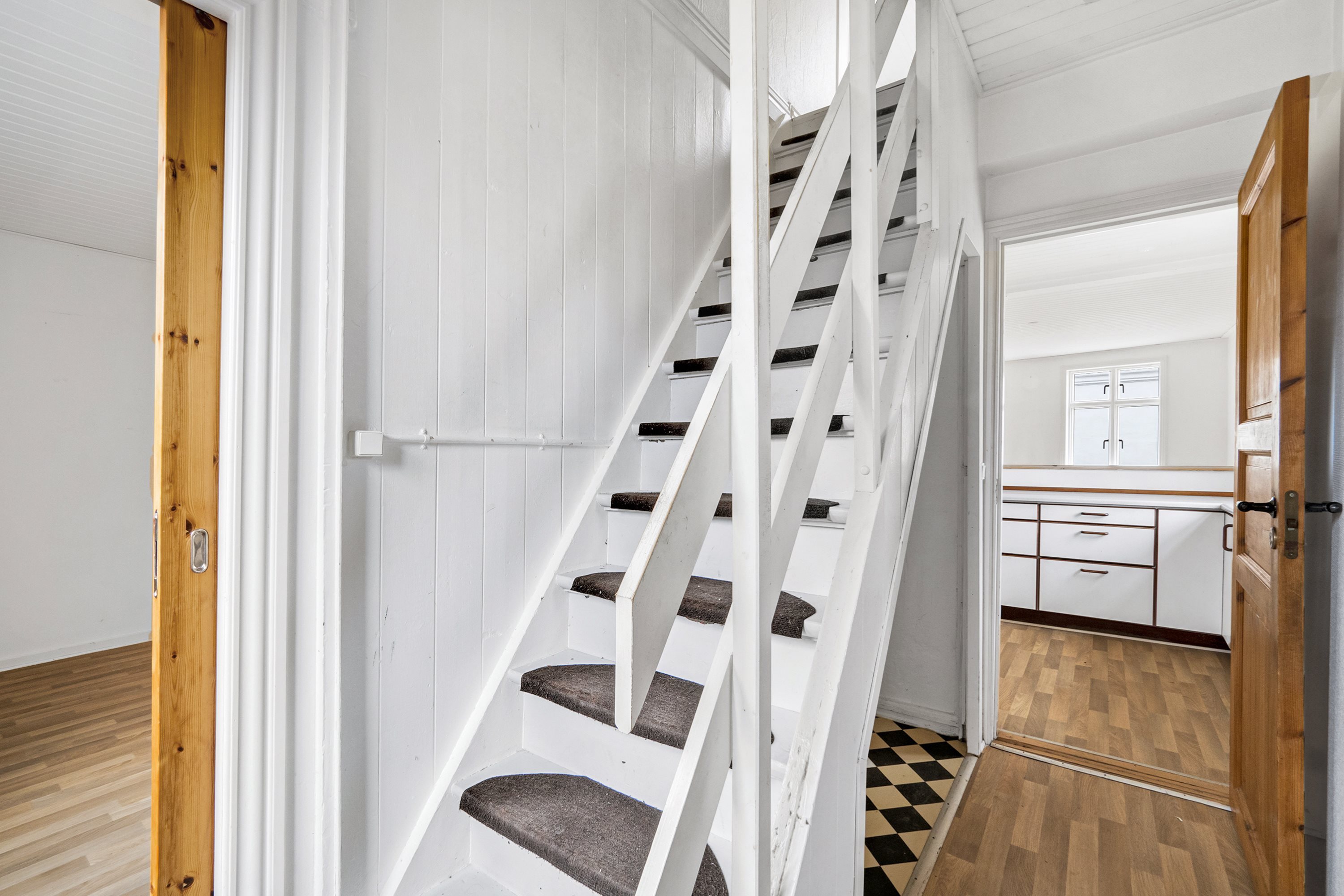 Fremhævet trappe billede i fuldskærmstilstand. Billede af Hovedgaden 78, 7752 Snedsted
