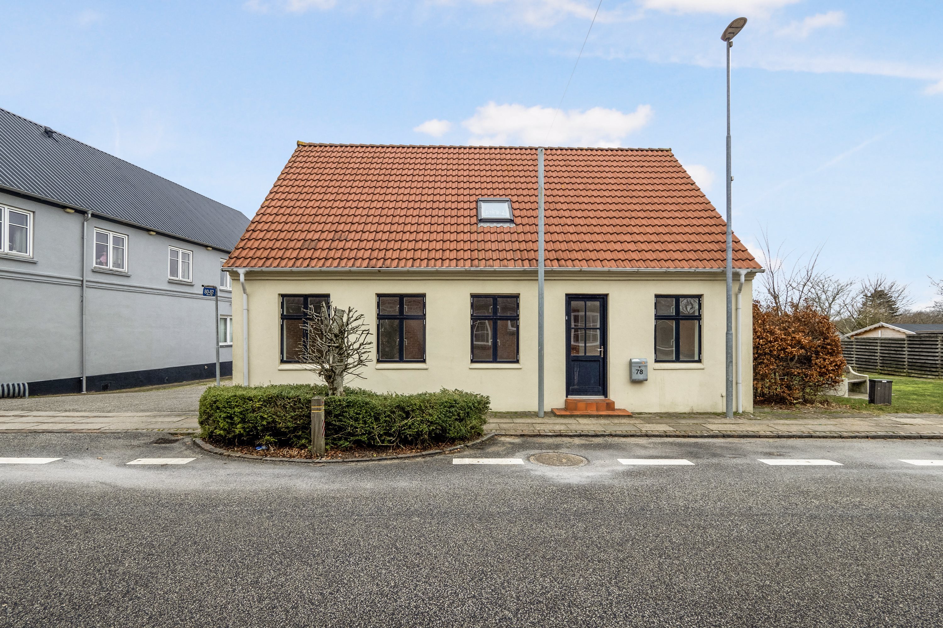 Fremhævet ejendommen billede i fuldskærmstilstand. Billede af Hovedgaden 78, 7752 Snedsted